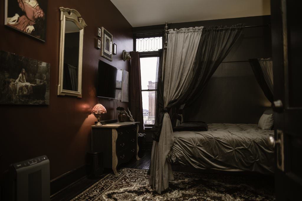 Serial killer-themed hotel offers haunting stay in Colorado