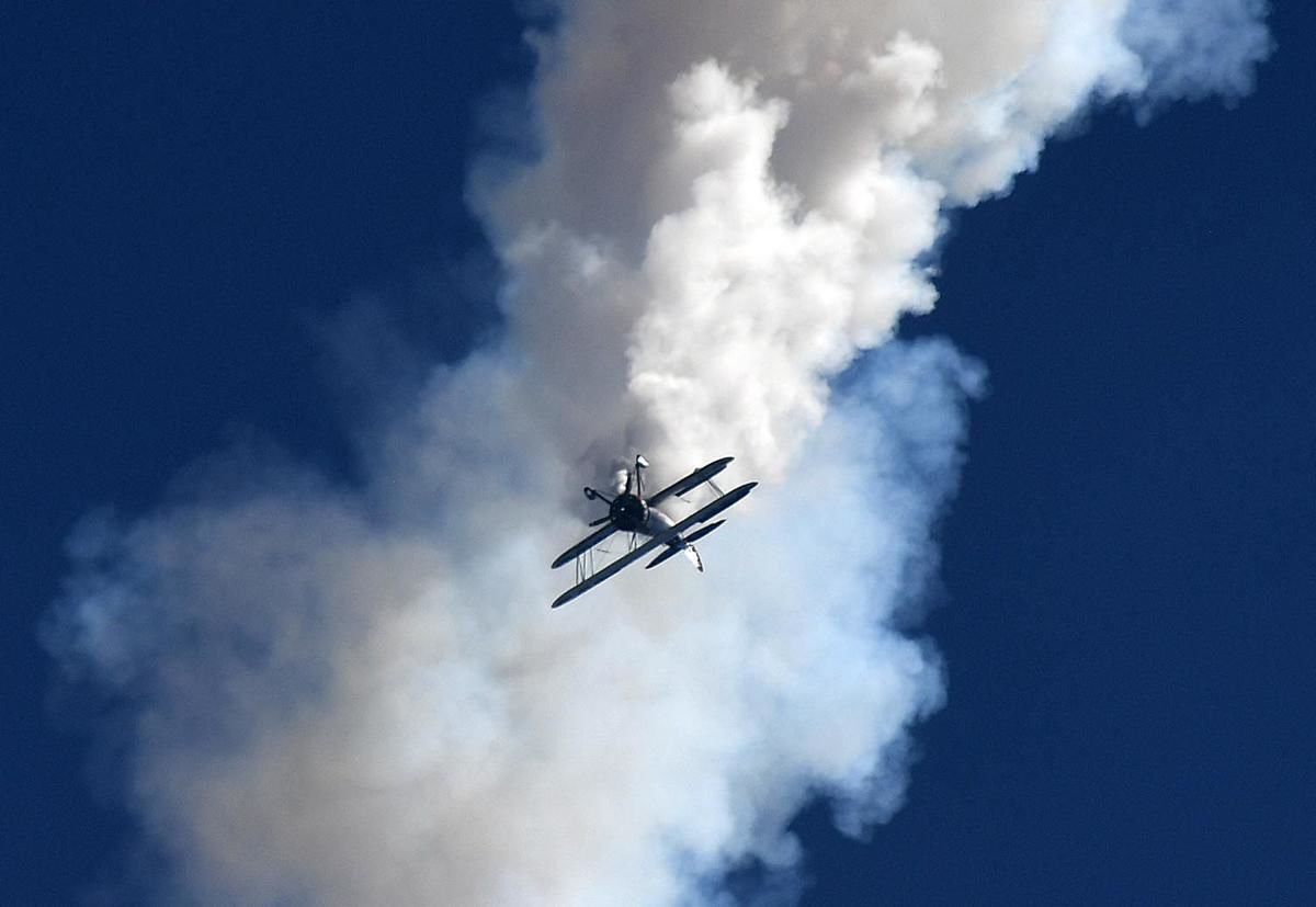 3 stunt-related family deaths don’t keep daredevil from Colorado air show