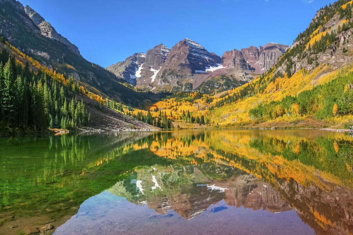 Maroon Bells. Photo Credit: Spondylolithesis (iStock)