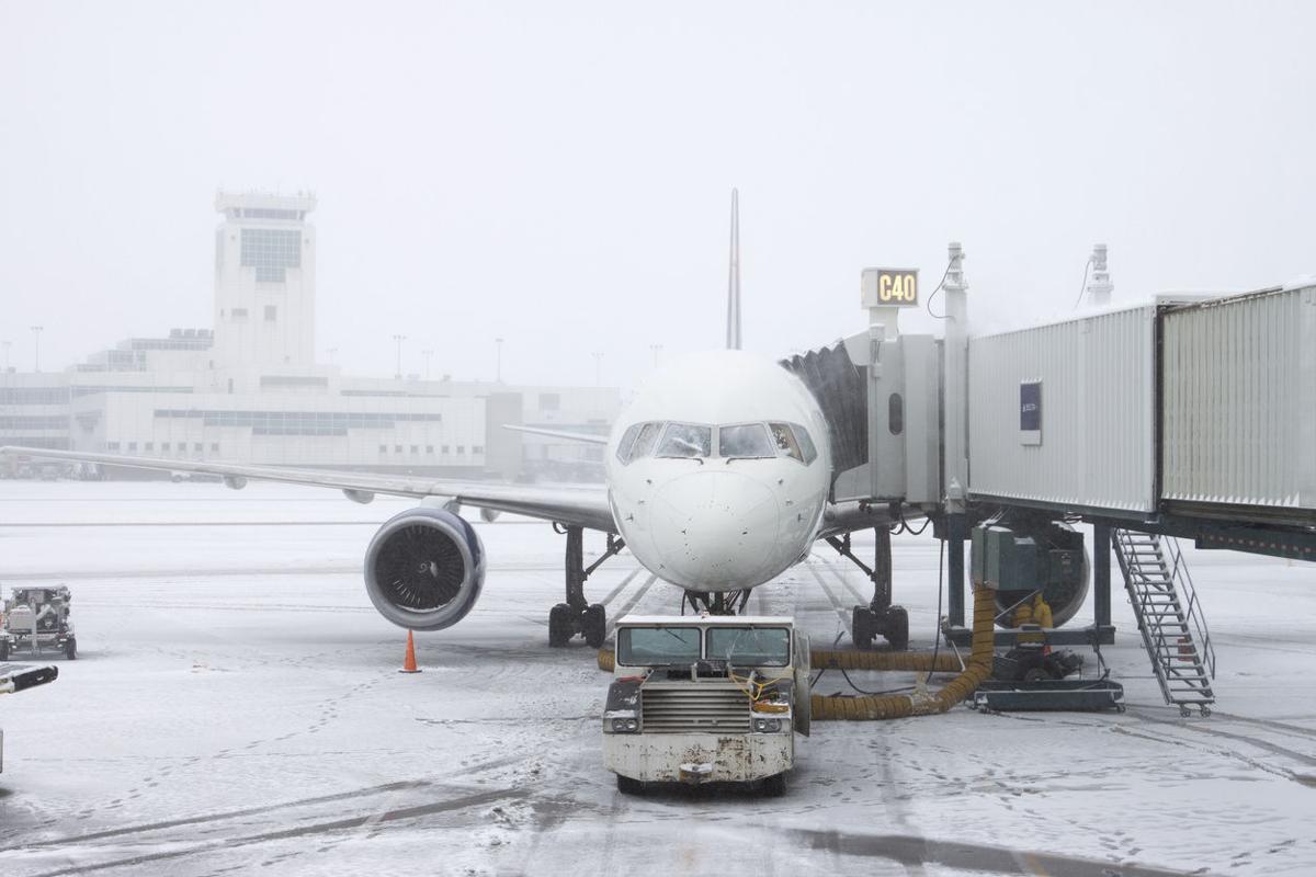 1,600+ flights disrupted by Colorado snowstorm