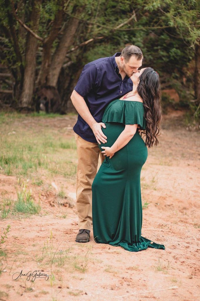 Bear crashes couple’s maternity photos in Colorado