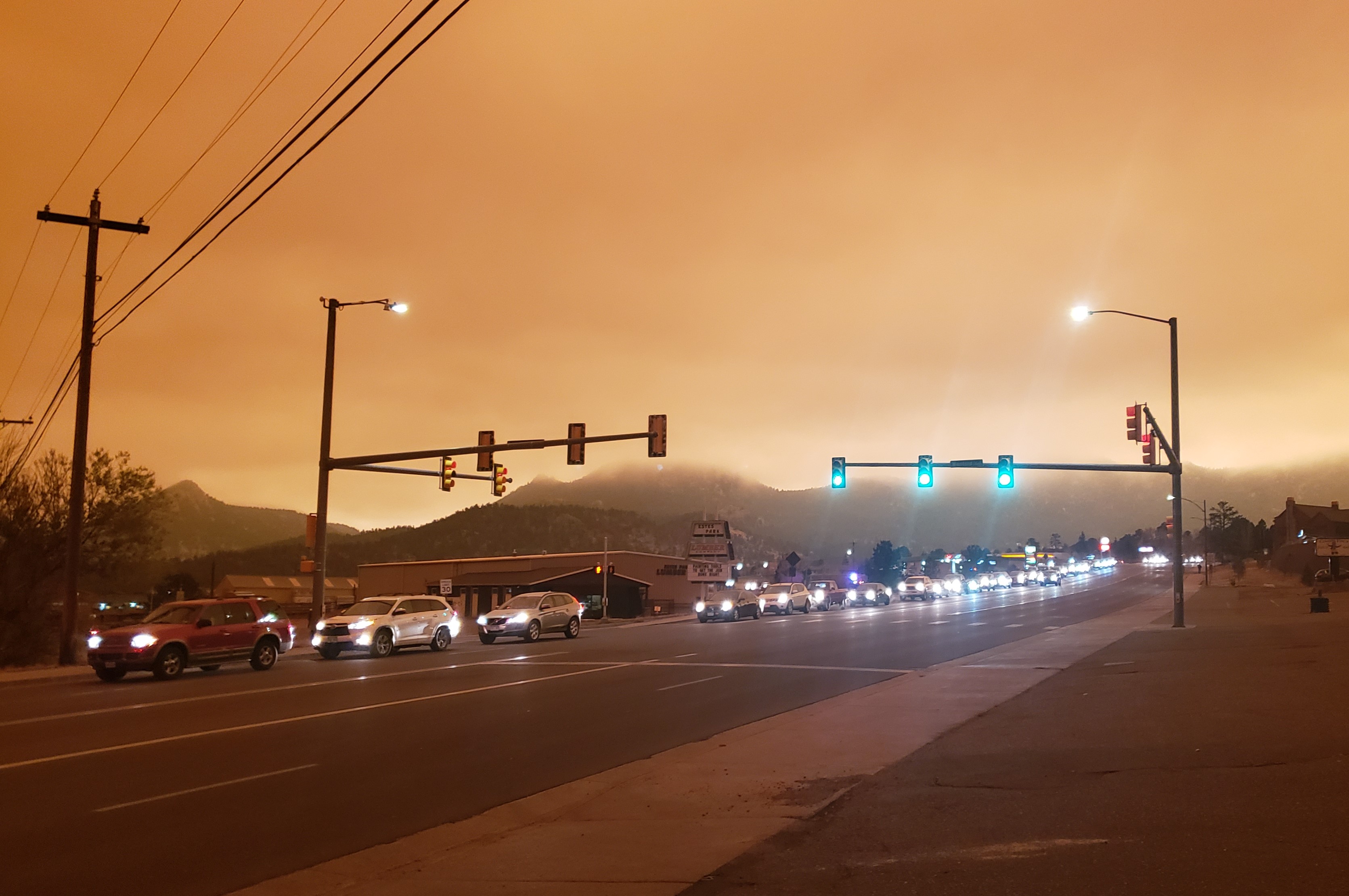 Thousands evacuate Estes Park as fire turns day to hazy dusk