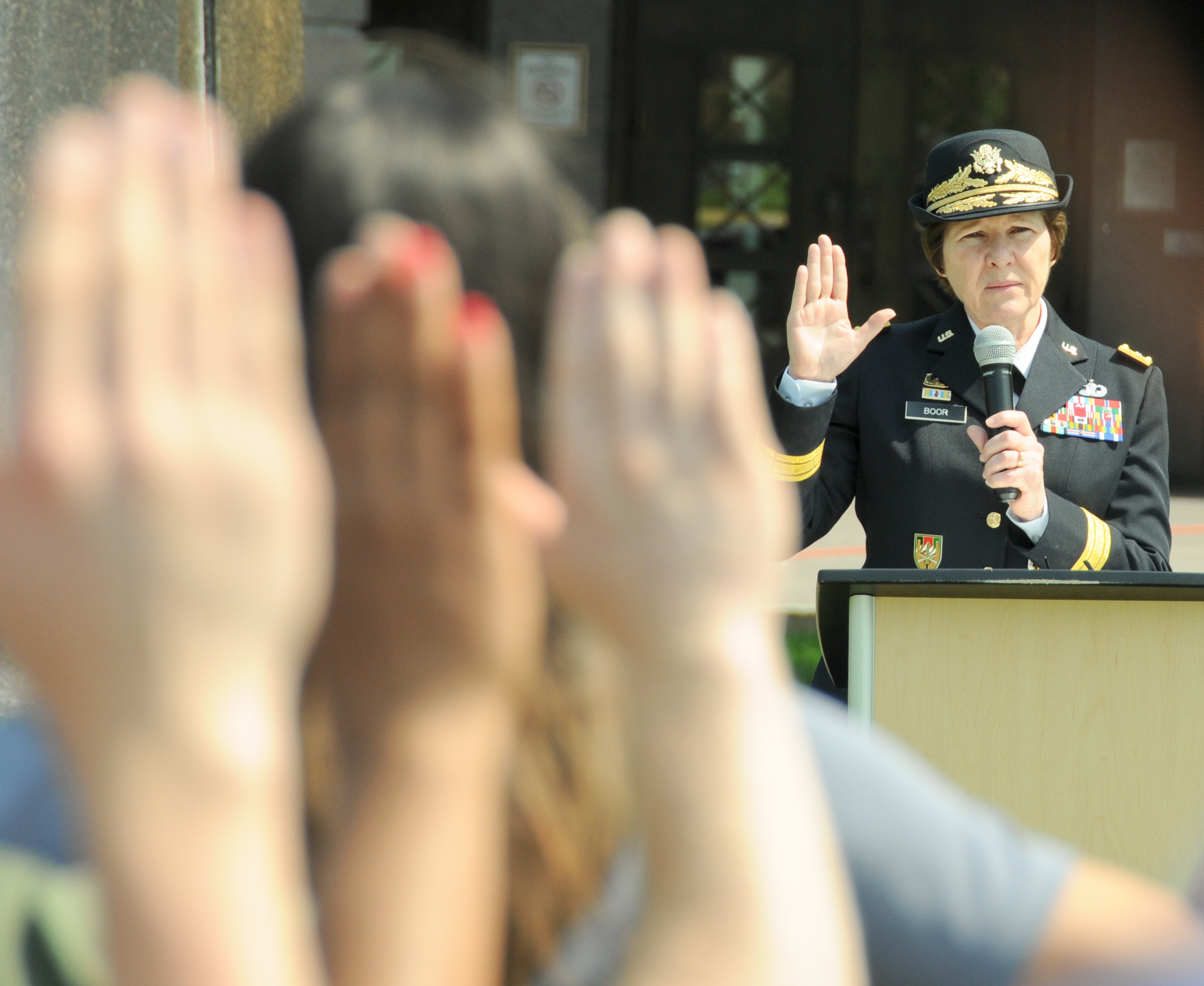 Army Maj. Gen. Margaret Boor, commanding general of the Army Reserve’s 99th Regional Support Command, administers the oath of enlistment to about 75 recruits during an Army birthday celebration hosted by the Army Mid-Atlantic Recruiting Battalionin June 2016 in Trenton, N.J. (Courtesy of the Army)
