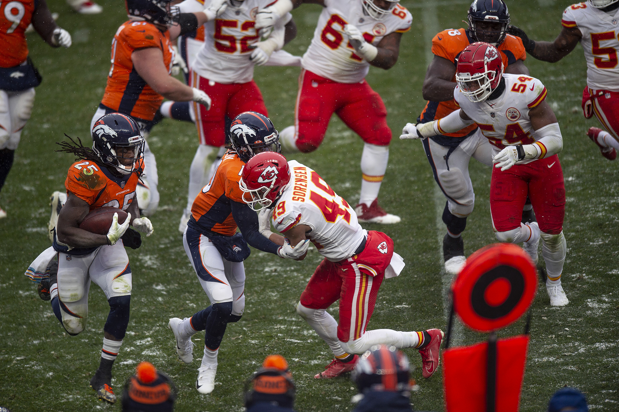 Denver Broncos running back Melvin Gordon III (25) carries the ball during the Denver Broncos home game against the Kansas City Chiefs at Empower Field at Mile High in Denver, Colo., on Sunday, Oct. 25, 2020. The Broncos lost to the Chiefs by a score of 43-16.(Chancey Bush/ The Gazette) (ChristianMurdock)
