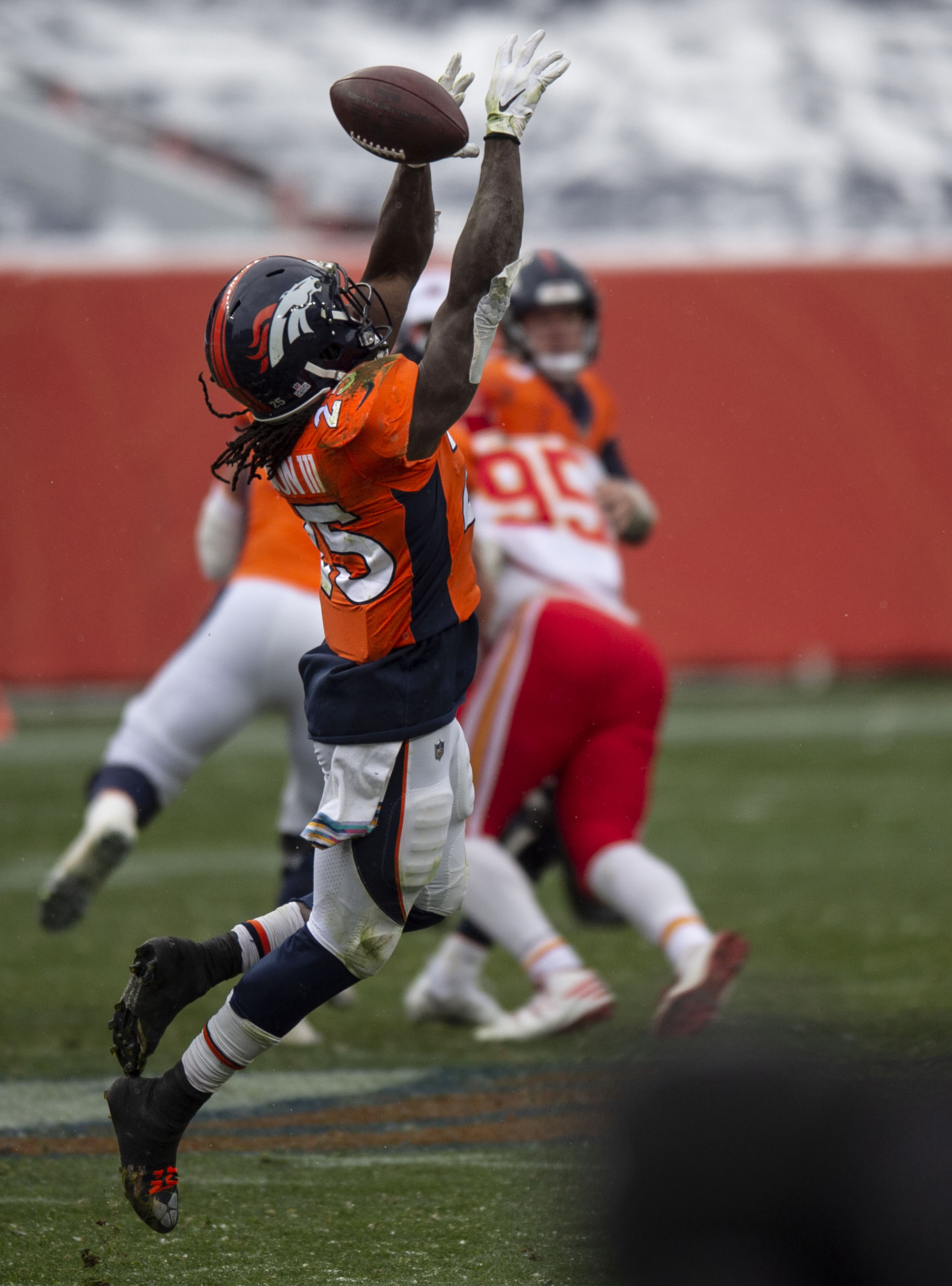 Denver Broncos running back Melvin Gordon III (25) Denver Broncos leaps for an incomplete pass during the Denver Broncos home game against the Kansas City Chiefs at Empower Field at Mile High in Denver, Colo., on Sunday, Oct. 25, 2020. The Broncos lost to the Chiefs by a score of 43-16.(Chancey Bush/ The Gazette) (ChristianMurdock)