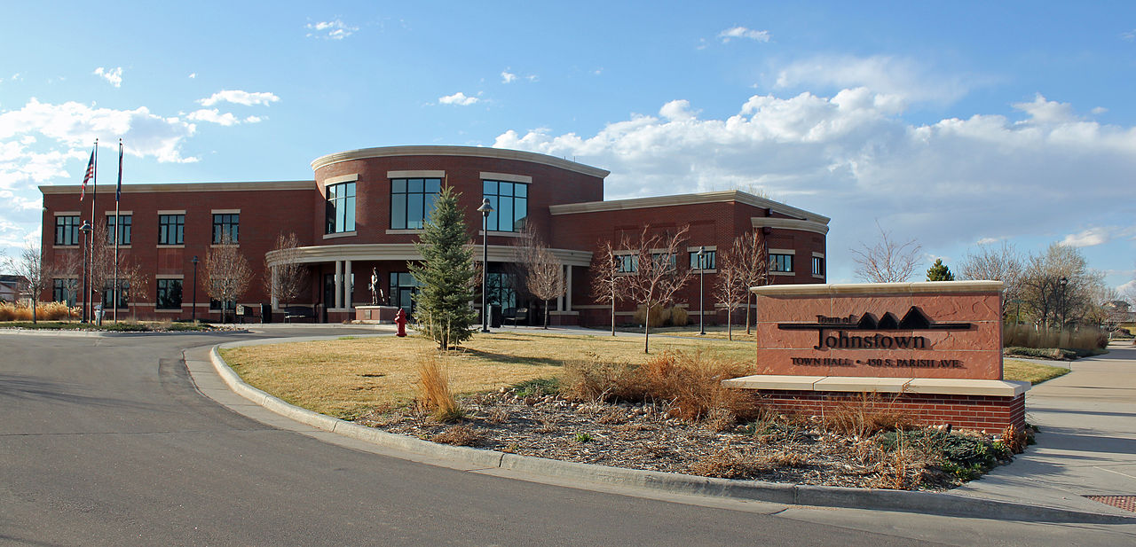 5. Johnstown, ColoradoLocated between Loveland and Greeley and split between Larimer and Weld counties, Johnstown is quite small but growing rapidly. In 2010, fewer than 10,000 residents lived here. Now that number is estimated at more than 16,000. Despite this rapid growth, it remains relatively safe. According to Safewise.com, a single violent crime happens here per year per 200,000 residents.Photo Credit: Jeffrey Beall (Wikimedia Commons).
