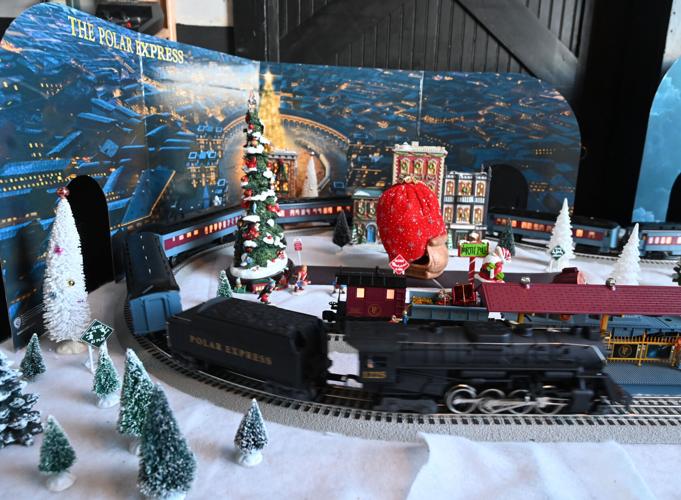 12xxnews-hol-trains 2.JPG