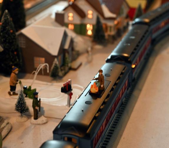 12xxnews-hol-trains 3.JPG