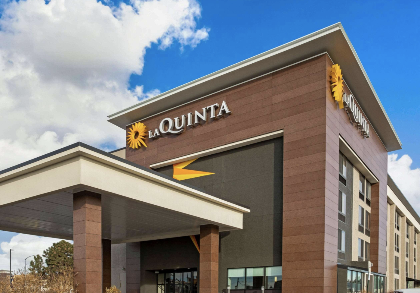 Man, teen shot in hotel parking lot in Aurora