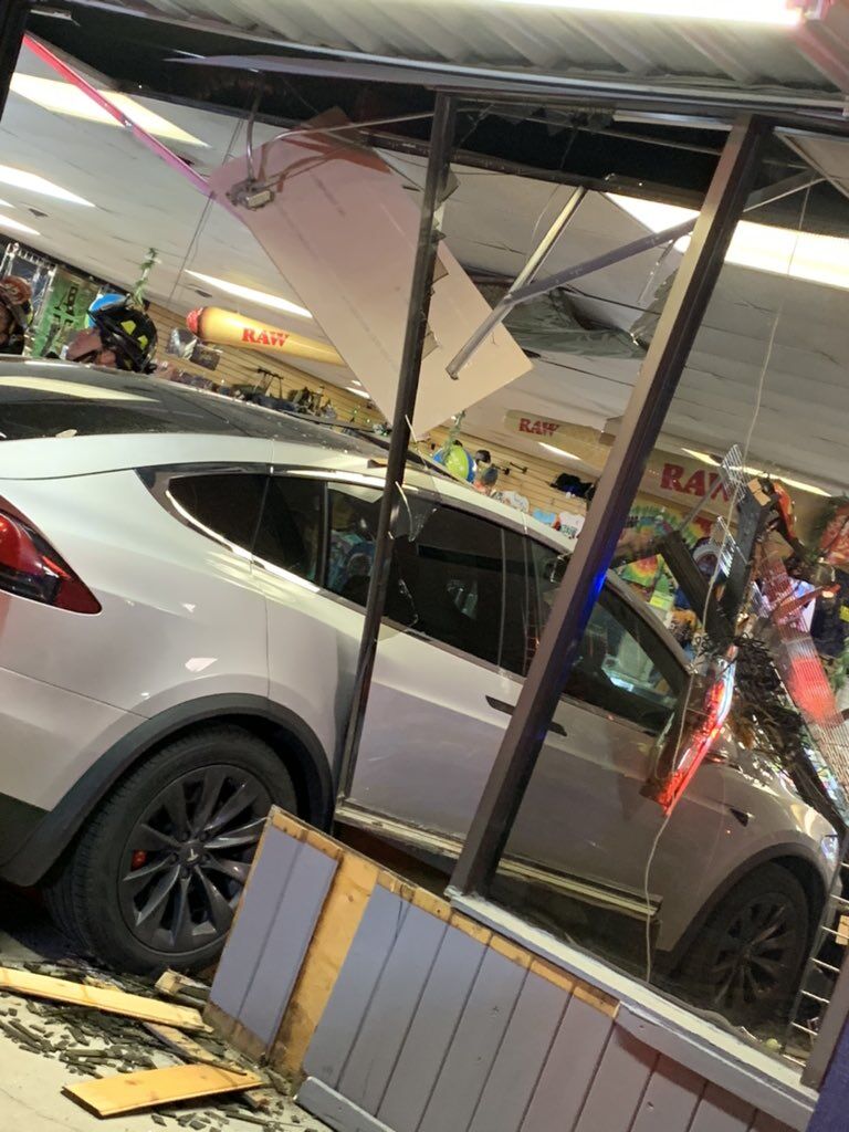 Driver cited after crashing into smoke shop in Parker