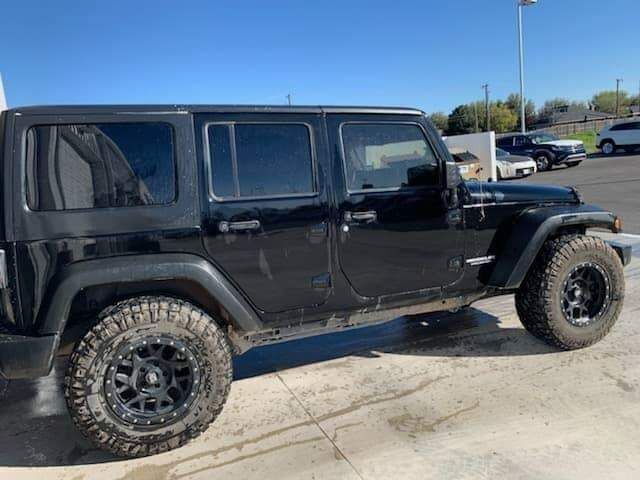 Man steals Jeep with 2-year-old child inside near Denver International Airport