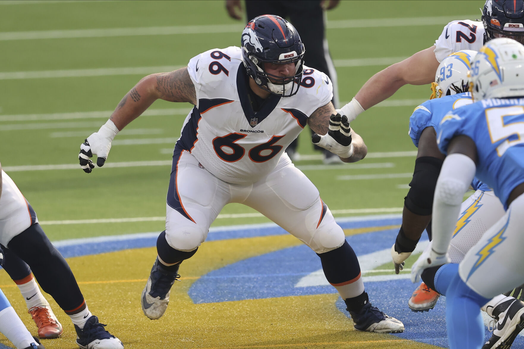 When gambling on the NFL, try “betting the middle”