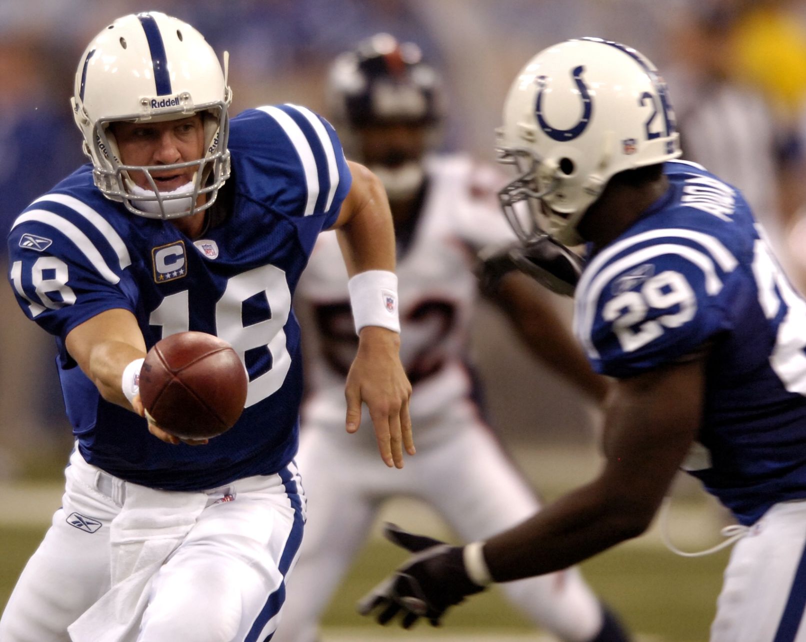 Indianapolis Colts quarterback Peyton Manning, left, hands off to Joseph Aiddai during the first half at the RCA Dome in Indianapolis on Sunday, Sept. 30, 2007. The Gazette, Bryan Oller (Bryan Oller)