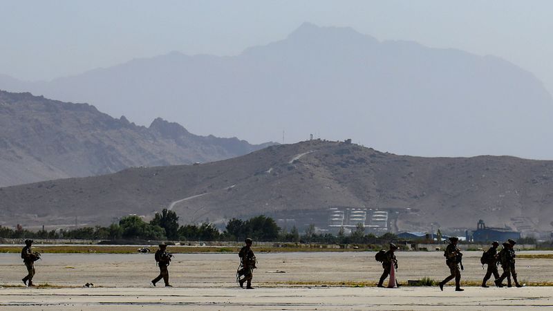 Paratroopers assigned to the 1st Brigade Combat Team, 82nd Airborne Division conduct a security patrol during evacuations from Hamid Karzai International Airport in Kabul, Afghanistan August 24, 2021. Picture taken August 24, 2021. U.S. Army/Sgt. Jillian G. Hix/Handout via REUTERS (US ARMY)