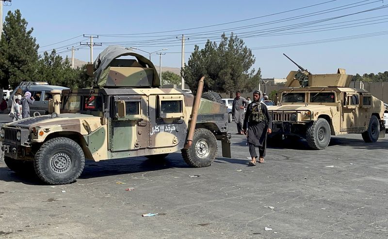 Taliban forces block the roads around the airport in Kabul, Afghanistan August 27, 2021. REUTERS/Stringer (STRINGER)