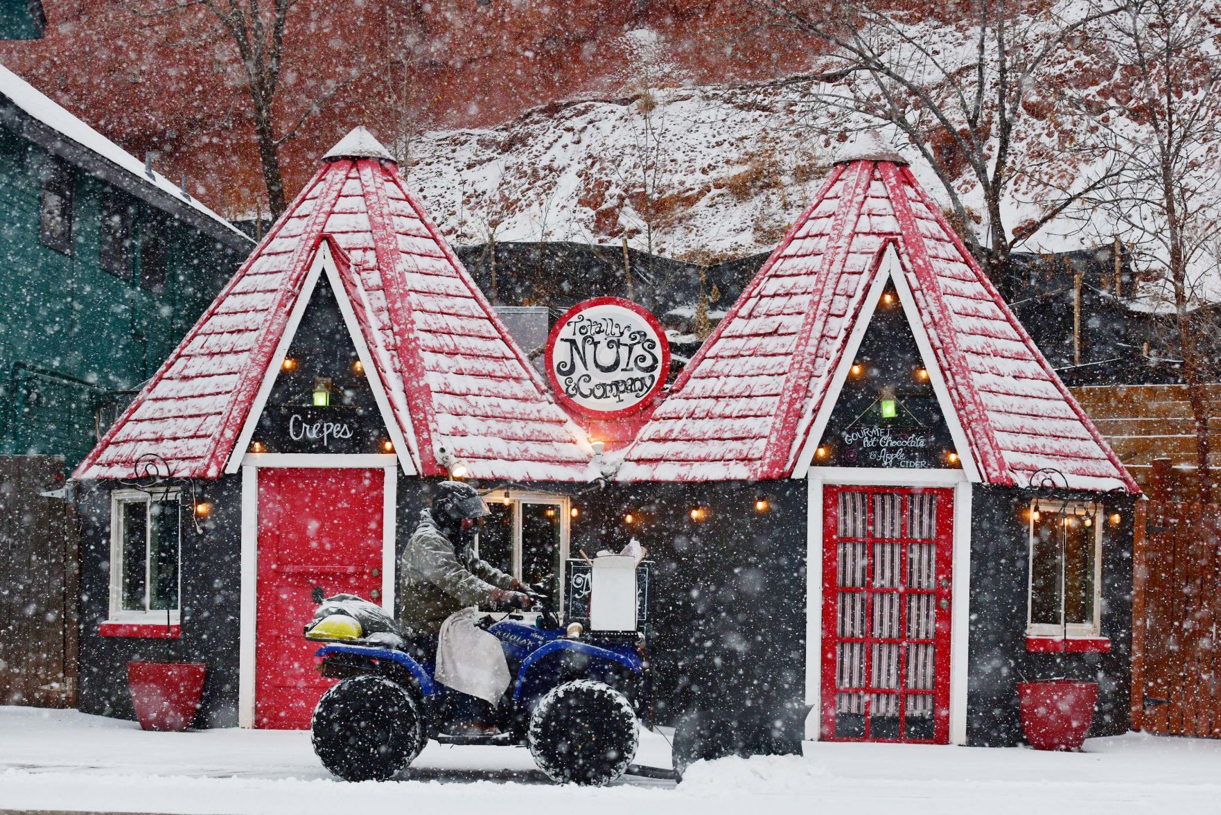 Manitou Springs keeps its warm charm in winter. (Photo by Jerilee Bennett, The Gazette) (JERILEE BENNETT THE GAZETTE)