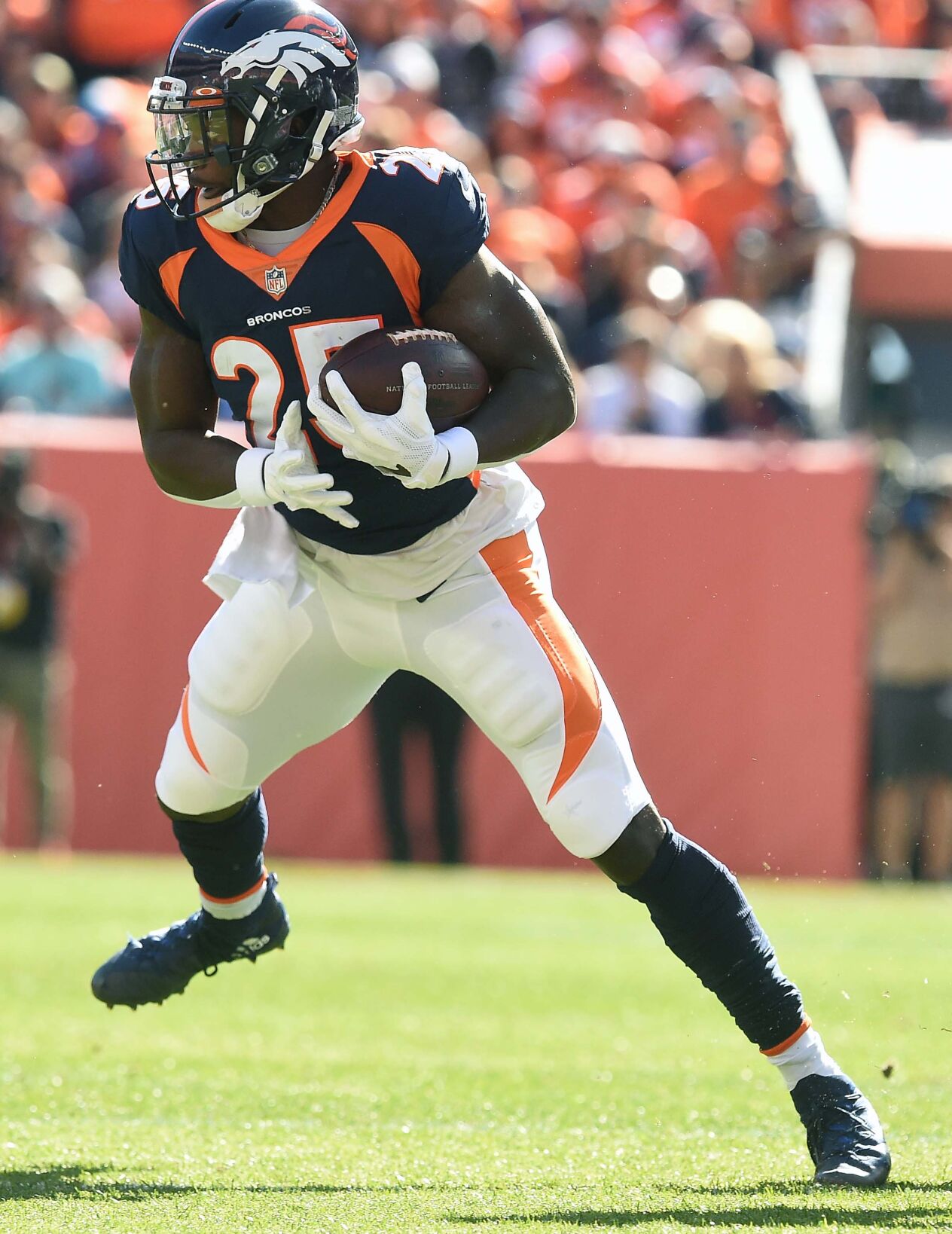 Broncos running back Melvin Gordon III carries the ball. The Broncos lost to the Raiders 34-24 on Sunday, Oct. 17, 2021 at Empower Field at Mile High Stadium. (Photo by Jerilee Bennett, The Gazette) (Jerilee Bennett)