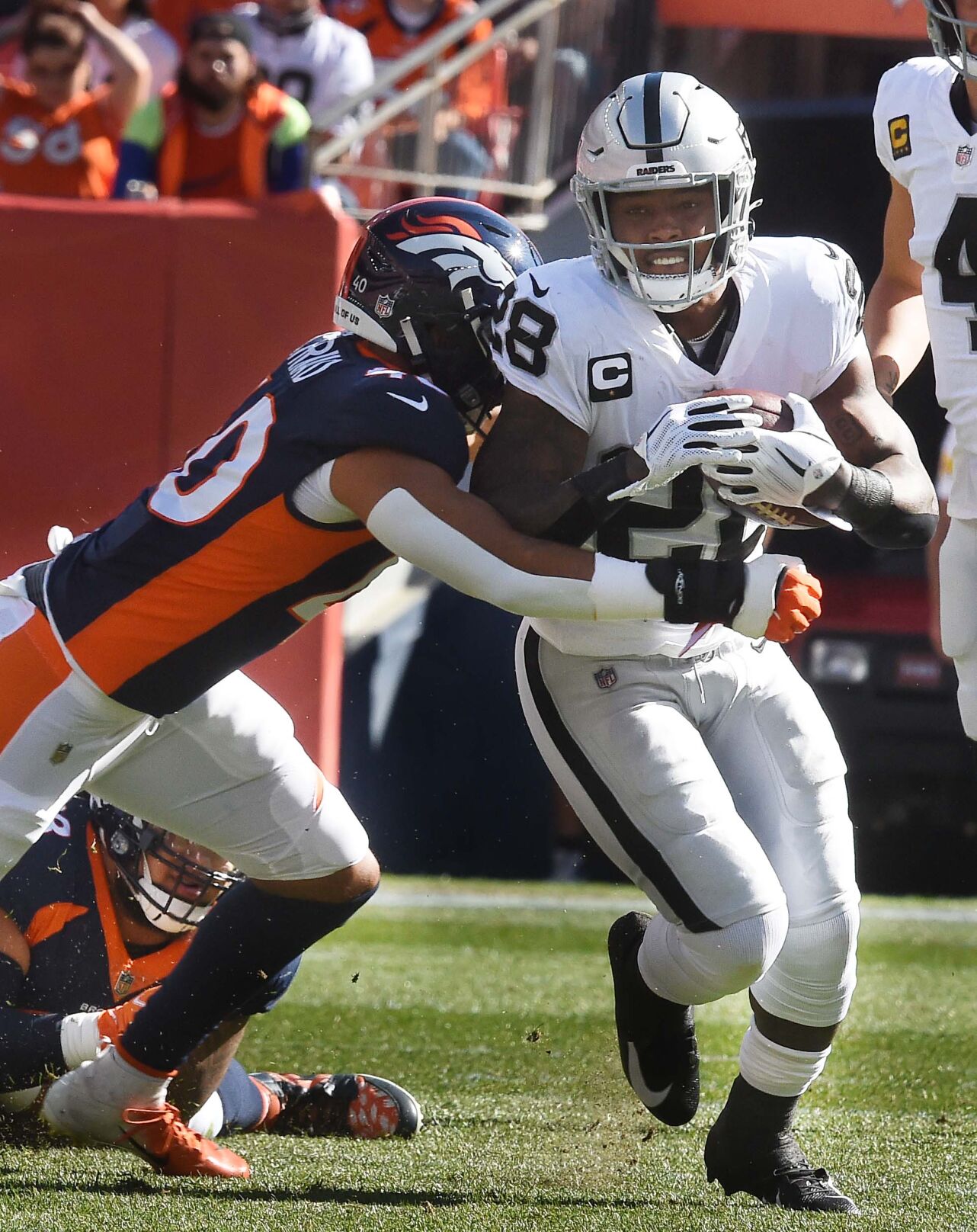 Broncos linebacker Justin Strnad defends Raiders running back Josh Jacobs. The Broncos lost to the Raiders 34-24 on Sunday, Oct. 17, 2021 at Empower Field at Mile High Stadium. (Photo by Jerilee Bennett, The Gazette) (Jerilee Bennett)