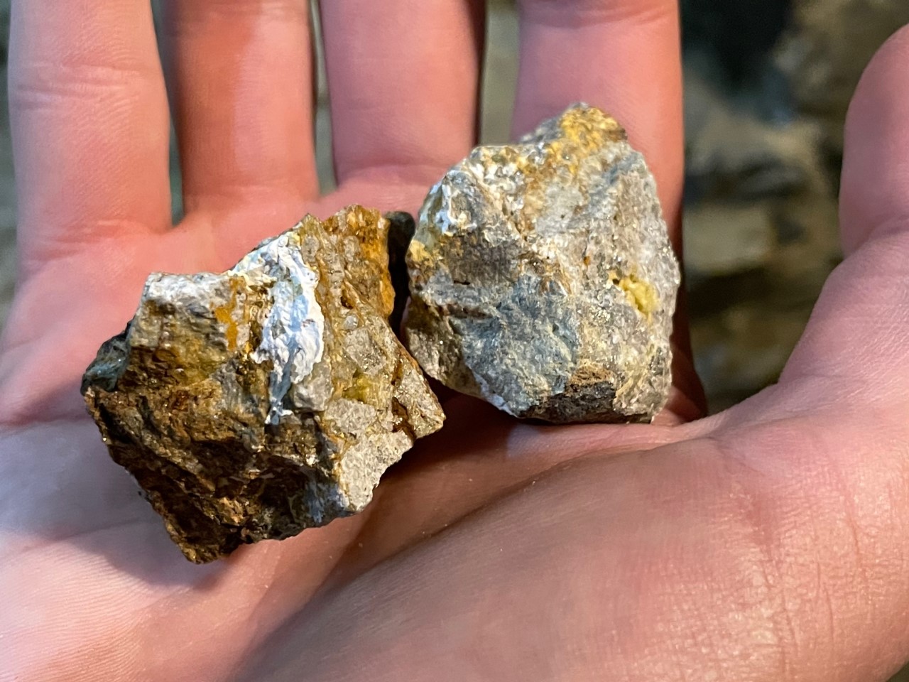 A free sample of gold ore is given to each visitor.
