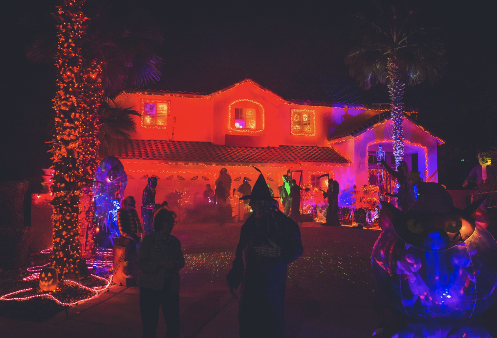 Halloween party house (NeONBRAND/ Unsplash)