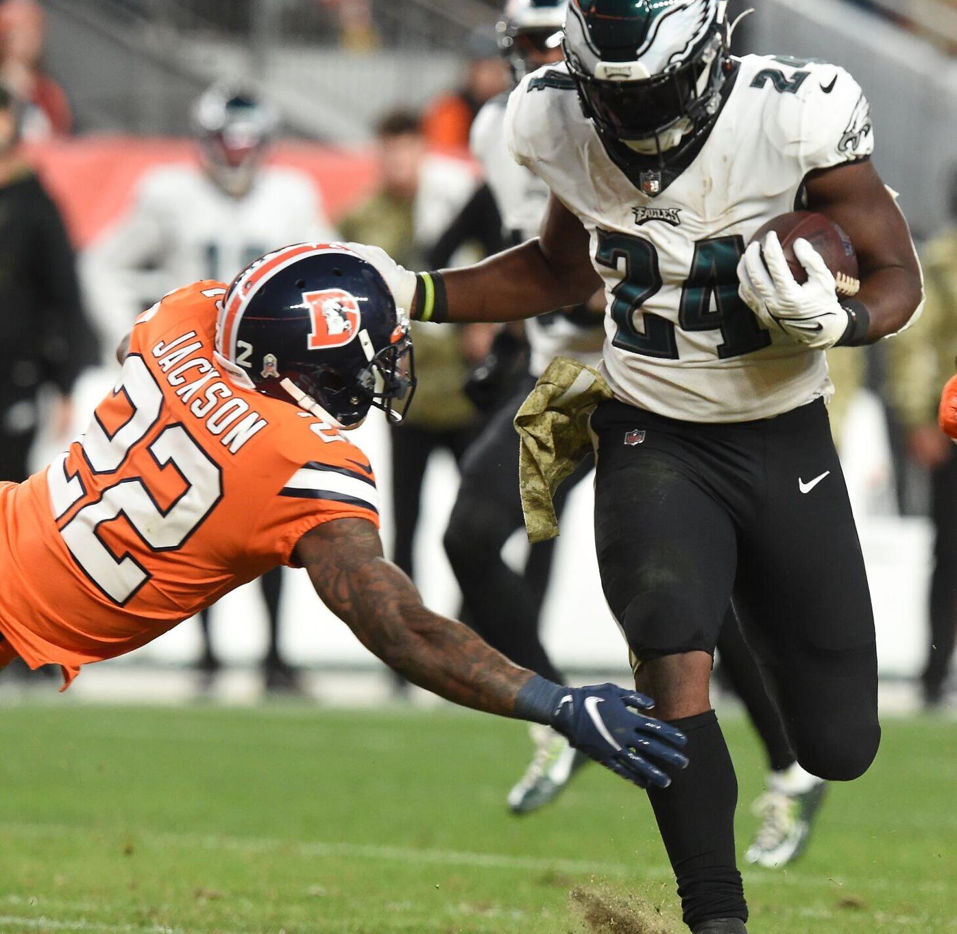 111521k-s-broncos-eagles 13.JPG