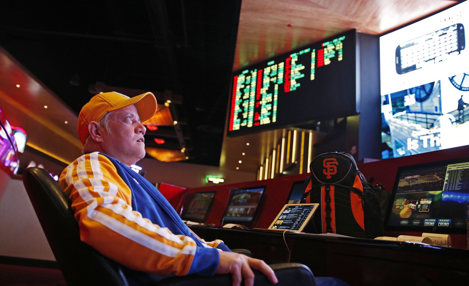 Bill allows for online registration and betting on Illinois teams