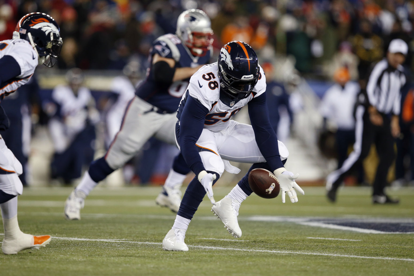 Denver Broncos linebacker Von Miller (58) picks up a fumble by New England Patriots running back Stevan Ridley and heads to the goal line for a touchdown in the first quarter of an NFL football game Sunday, Nov. 24, 2013, in Foxborough, Mass. (AP Photo/Elise Amendola) (Elise Amendola)