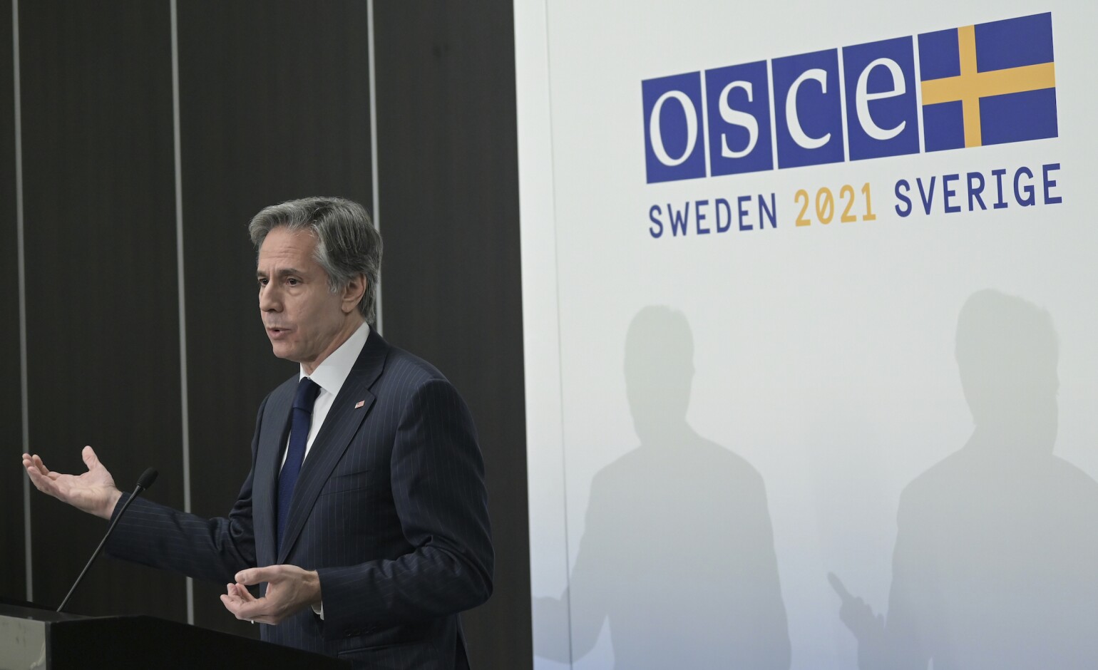 Russia wants deal to end NATO expansion while saber-rattling against Ukraine