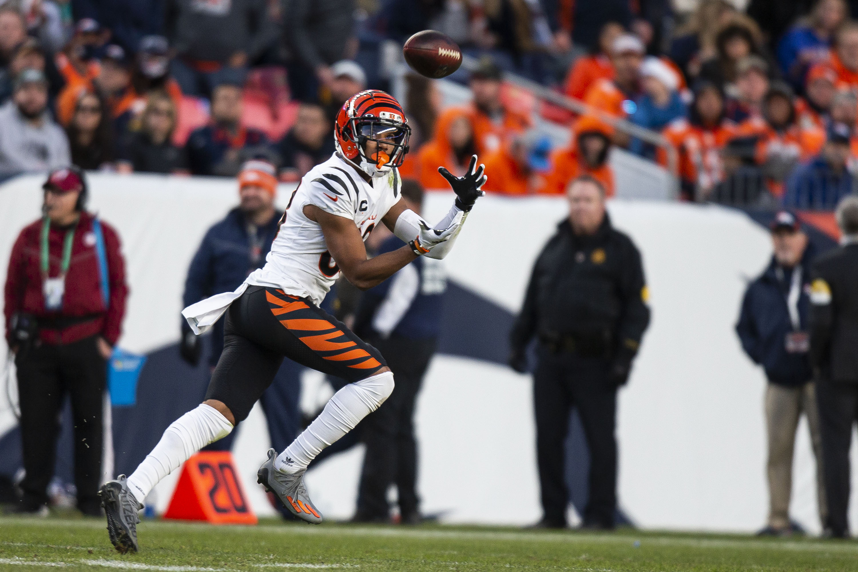 Cincinnati Bengals wide receiver Tyler Boyd (83) pulls in a touchdown catch from quarterback Joe Burrow (9) during a game against the Denver Broncos on Sunday, Dec. 19, 2021, at Empower Field at Mile High in Denver, Colo. (Timothy Hurst/The Gazette) (TimHursttim.hurst@gazette.comhttps://secure.gravatar.com/avatar/aca82bd62b4ee425c598527cd6faa1b1?d=mm&r=g)