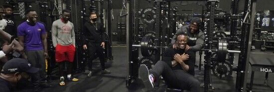 Texas strongman breaks world bench-press record with mammoth lift