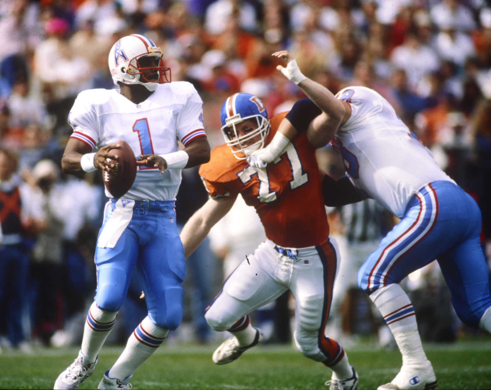 Karl Mecklenburg pressures Warren Moon in a 1993 game. (The Gazette file) (The Gazette file)