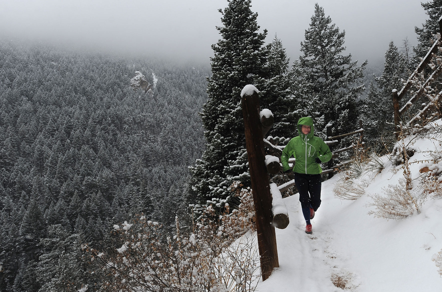 Melissa Eichers-Bay runs down Barr Trail after climbing the Manitou Incline as a light snow falls in Manitou Springs. (The Gazette, Christian Murdock) (Christian murdock)