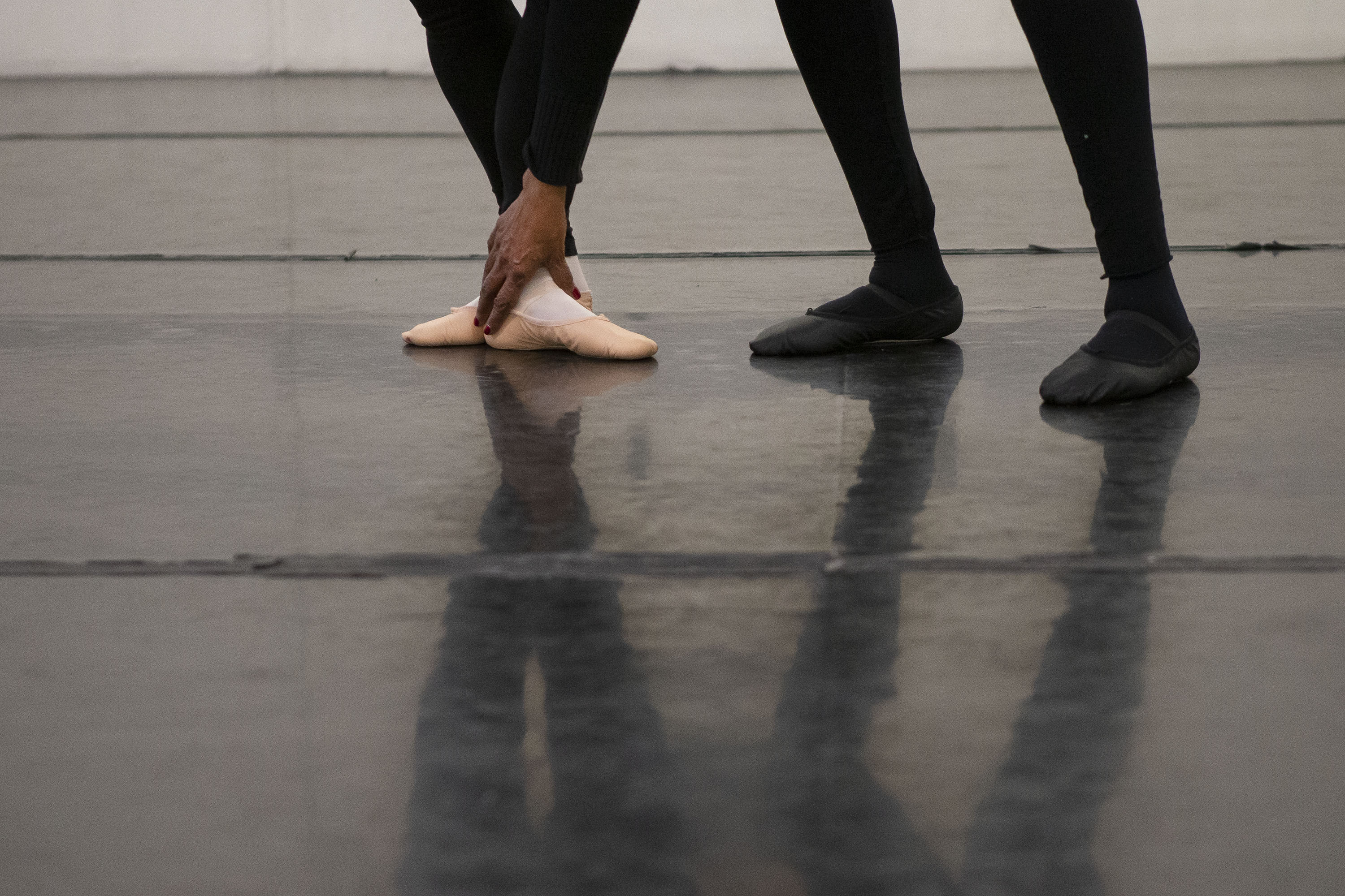 Ballet student Brenda Mosby feels instructor Diane Page’s foot position during a lesson on Wednesday, Dec. 22, 2021, at the Denver Dance Center in Denver, Colo. (Timothy Hurst/The Gazette) (TimHursttim.hurst@gazette.comhttps://secure.gravatar.com/avatar/aca82bd62b4ee425c598527cd6faa1b1?d=mm&r=g)