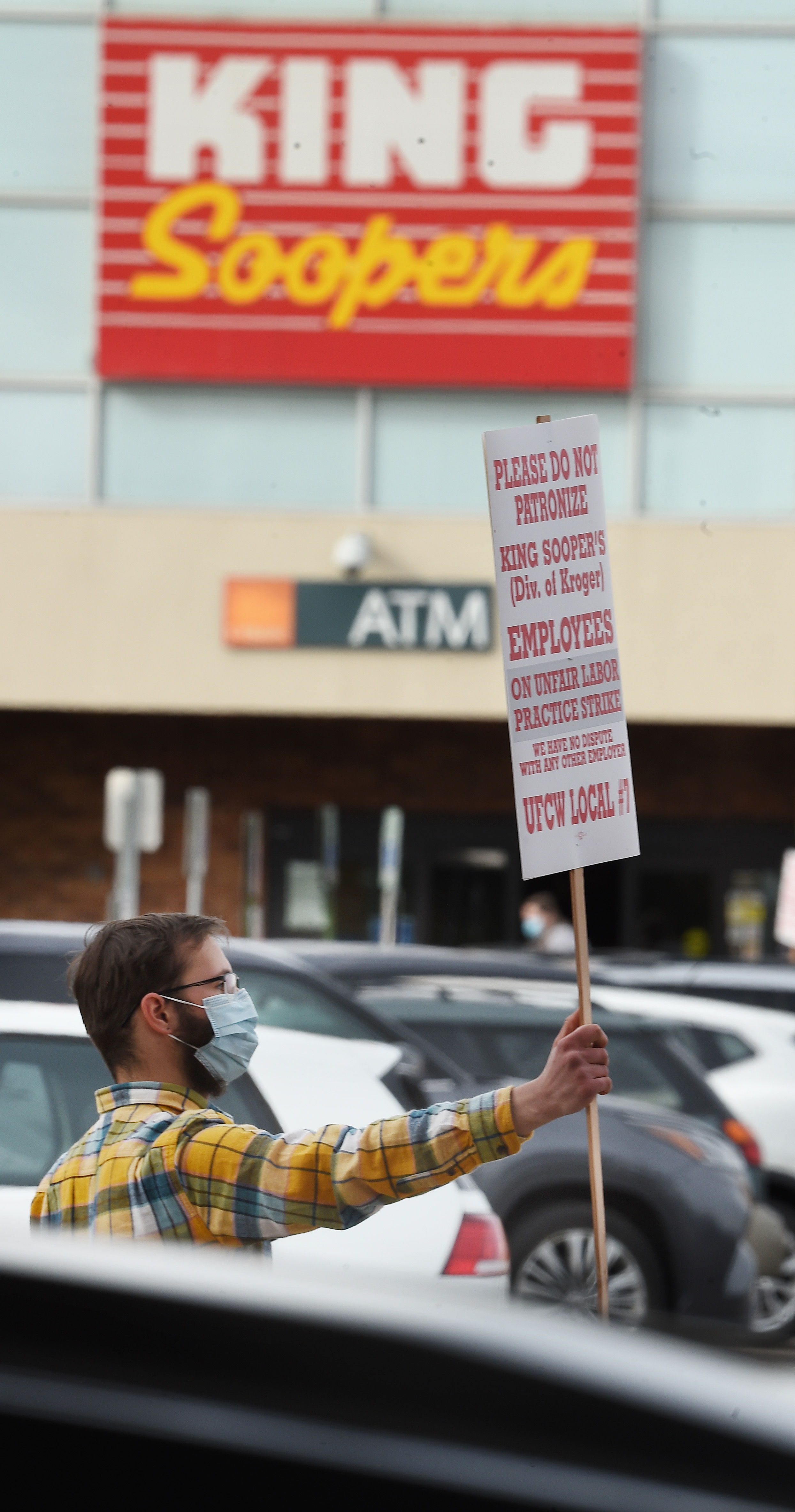 Union workers from King Soopers went on strike at 5 a.m. at most metro Denver area King Soopers. At the King Soopers on Kipling Rd., picketers were out in force early Wednesday morning on Jan. 12, 2022. (Photo by Jerilee Bennett, The Denver Gazette) (Jerilee Bennett/The Denver Gazette)