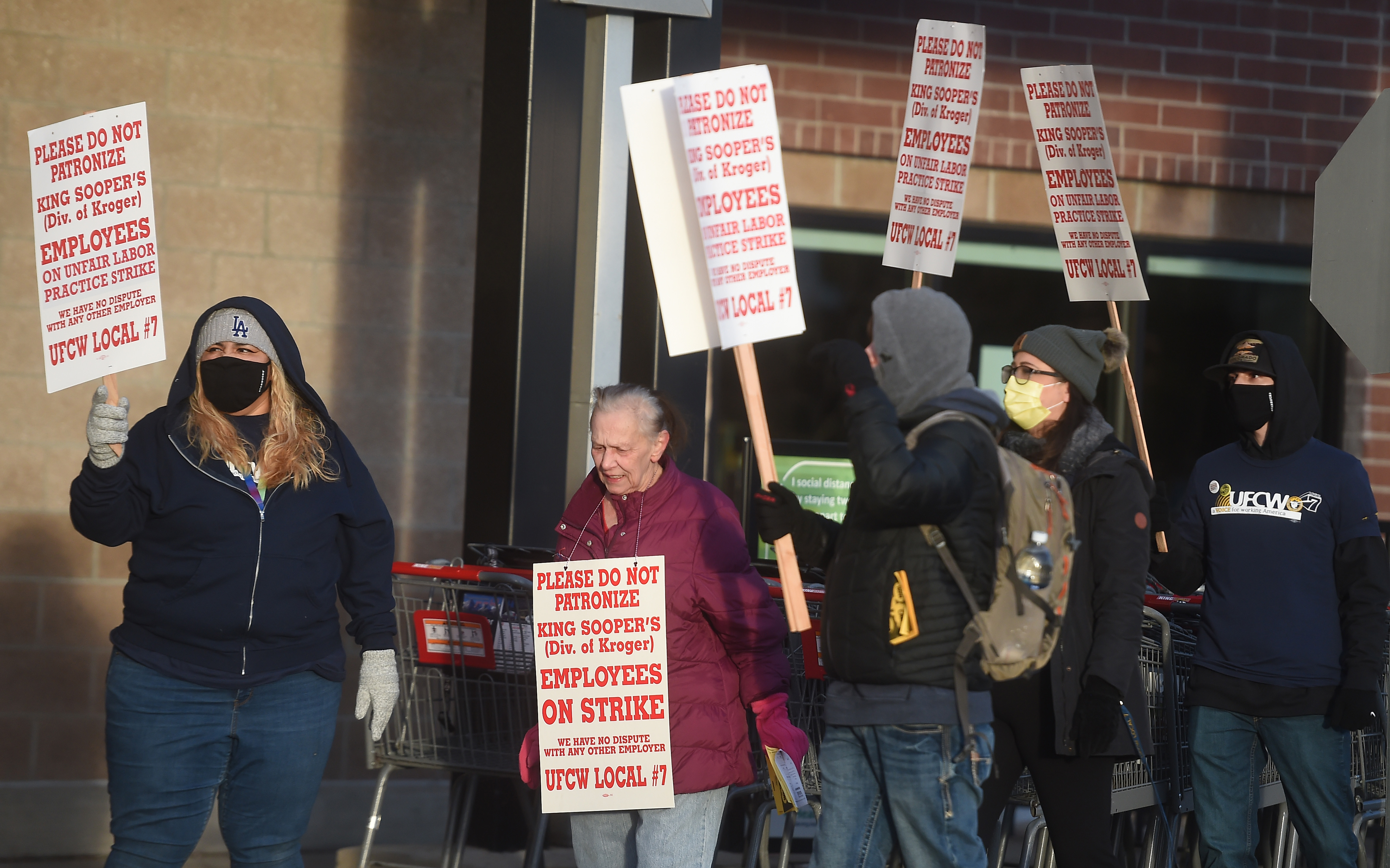 Union member workers from King Soopers went on strike at 5:30 a.m. at many King Soopers in the Denver area. At the King Soopers on S. Parker Rd. In Parker picketers were out in force early Wednesday morning on Jan. 12, 2022. (Photo by Jerilee Bennett, The Denver Gazette) (Jerilee Bennett/The Denver Gazette)