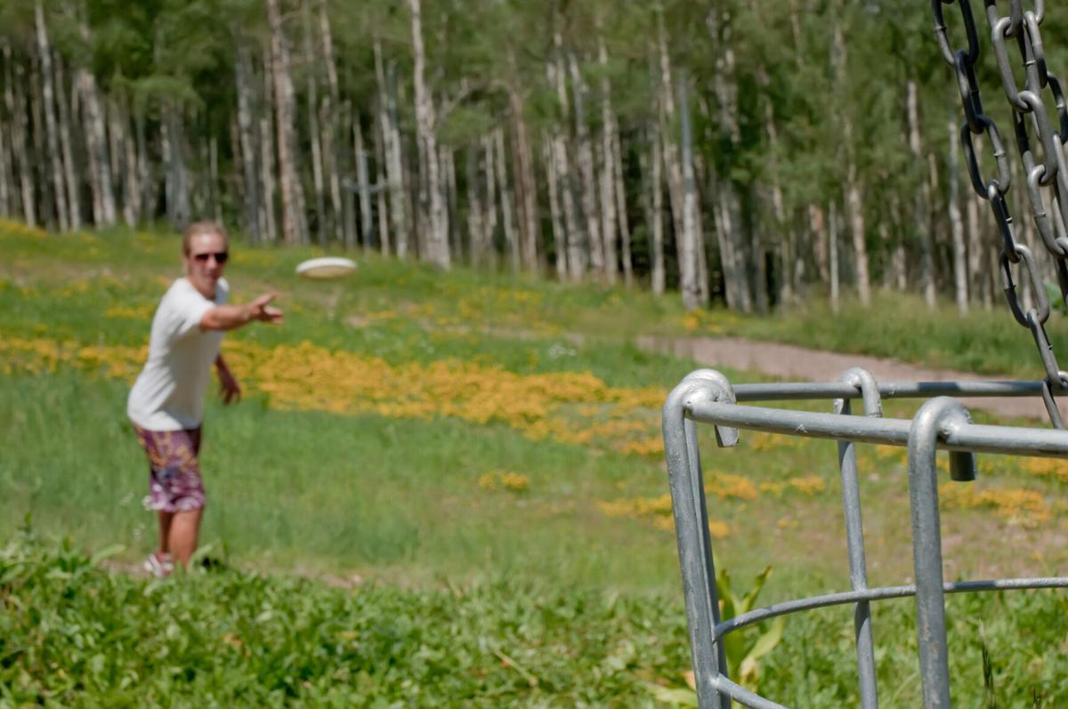 Frisbee golfer putting
