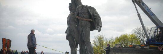 Ukraine decapitates Russian ‘friendship’ statue in Kyiv
