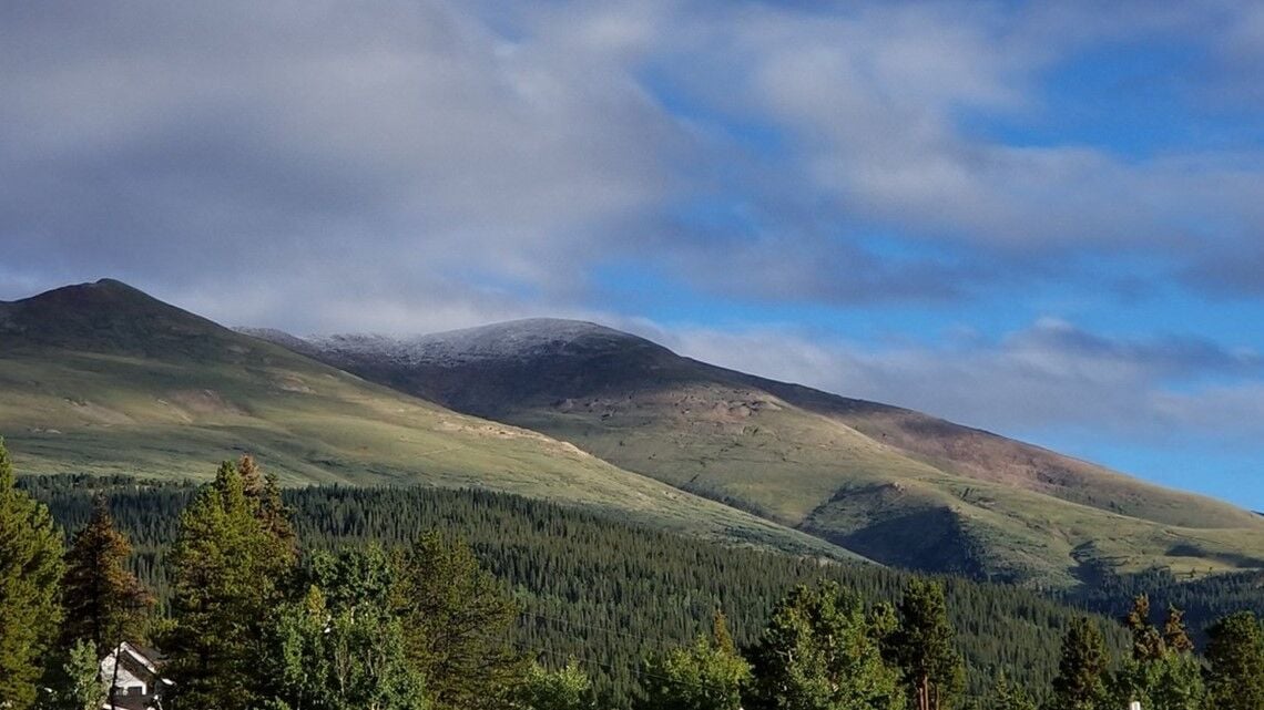 First dusting of snow falls in Colorado mountains