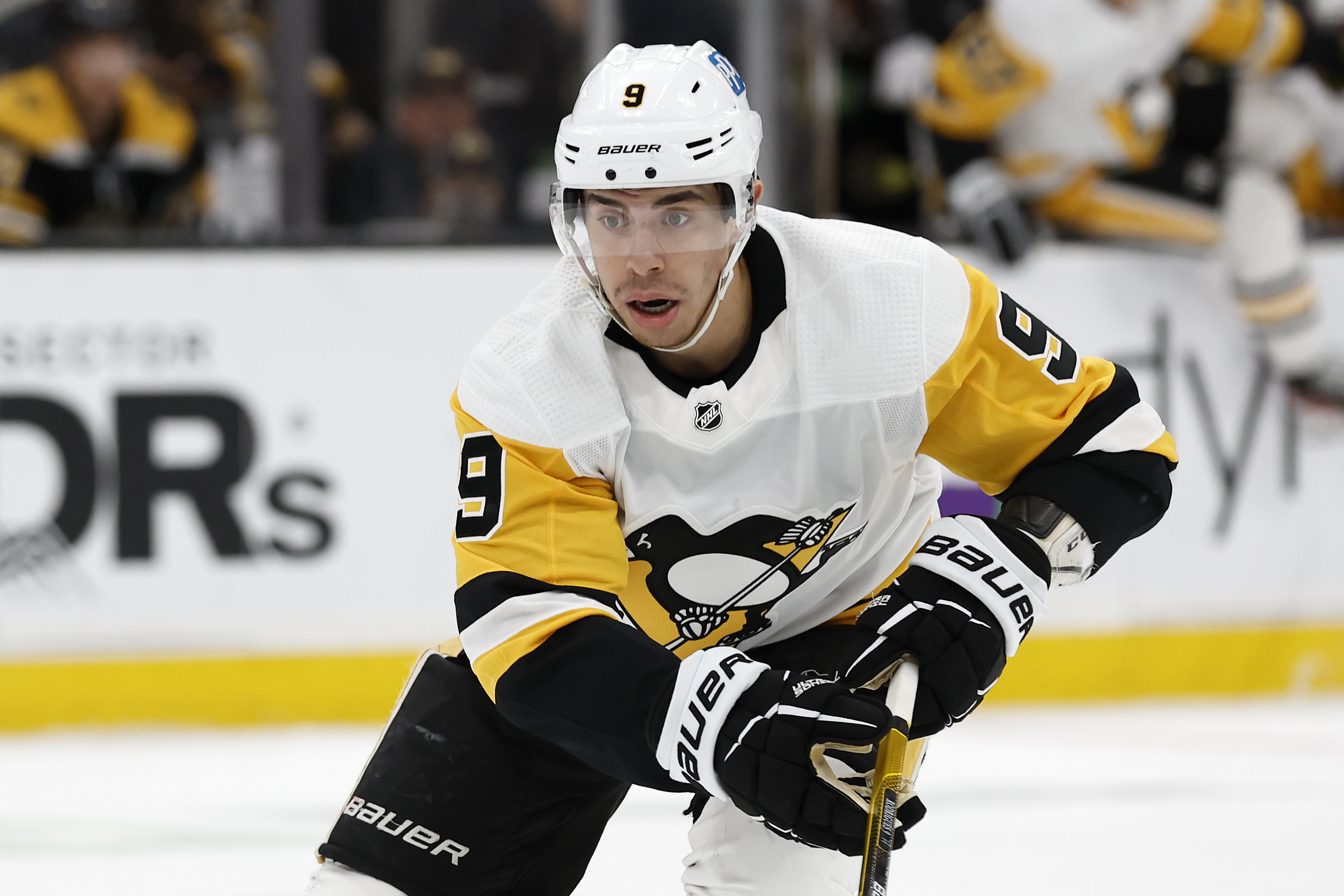 Avalanche signs Penguins forward Evan Rodrigues to 1-year contract