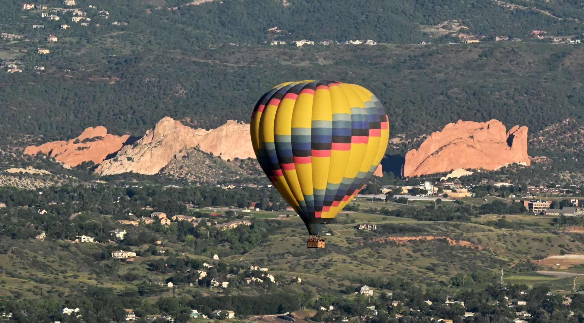 A balloon flies past Garden of the Gods during the Labor Day Lift Off. (Photo by Jerilee Bennett, The Gazette) (Jerilee Bennett)