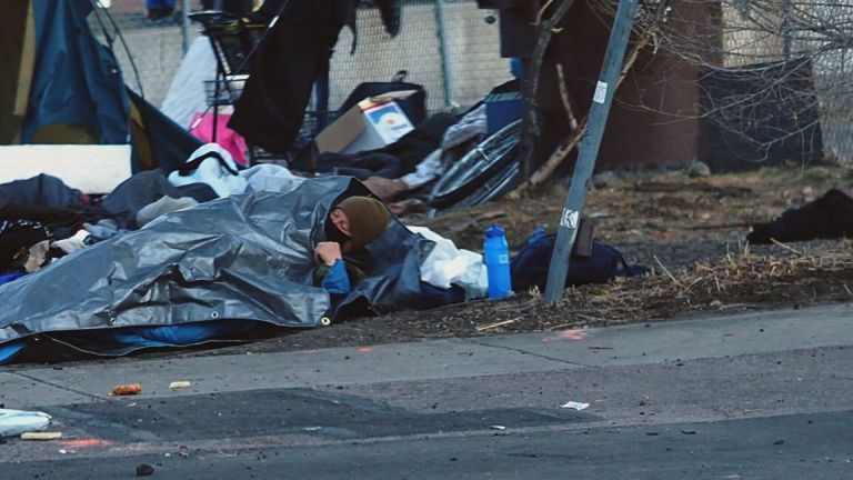Aurora Mayor Mike Coffman sleeping on the streets while posing as homeless during a week-long experiment in late December 2020. (CBS)