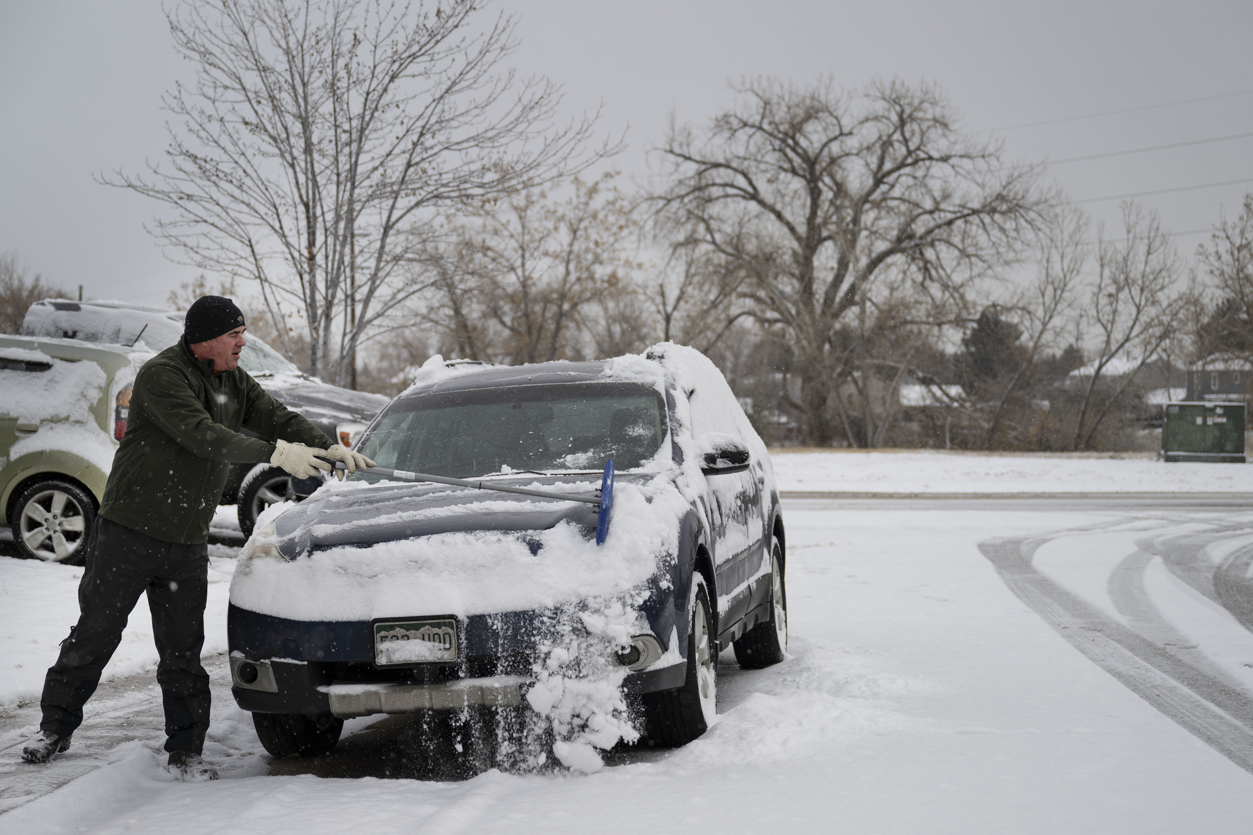 Derek D'Avignon clears off a car in front of his house after an overnight snowstorm on Tuesday, Nov. 29, 2022, in unincorporated Jefferson County, Colo. (Timothy Hurst/The Gazette) (TimHursttim.hurst@gazette.comhttps://secure.gravatar.com/avatar/aca82bd62b4ee425c598527cd6faa1b1?d=mm&r=g)