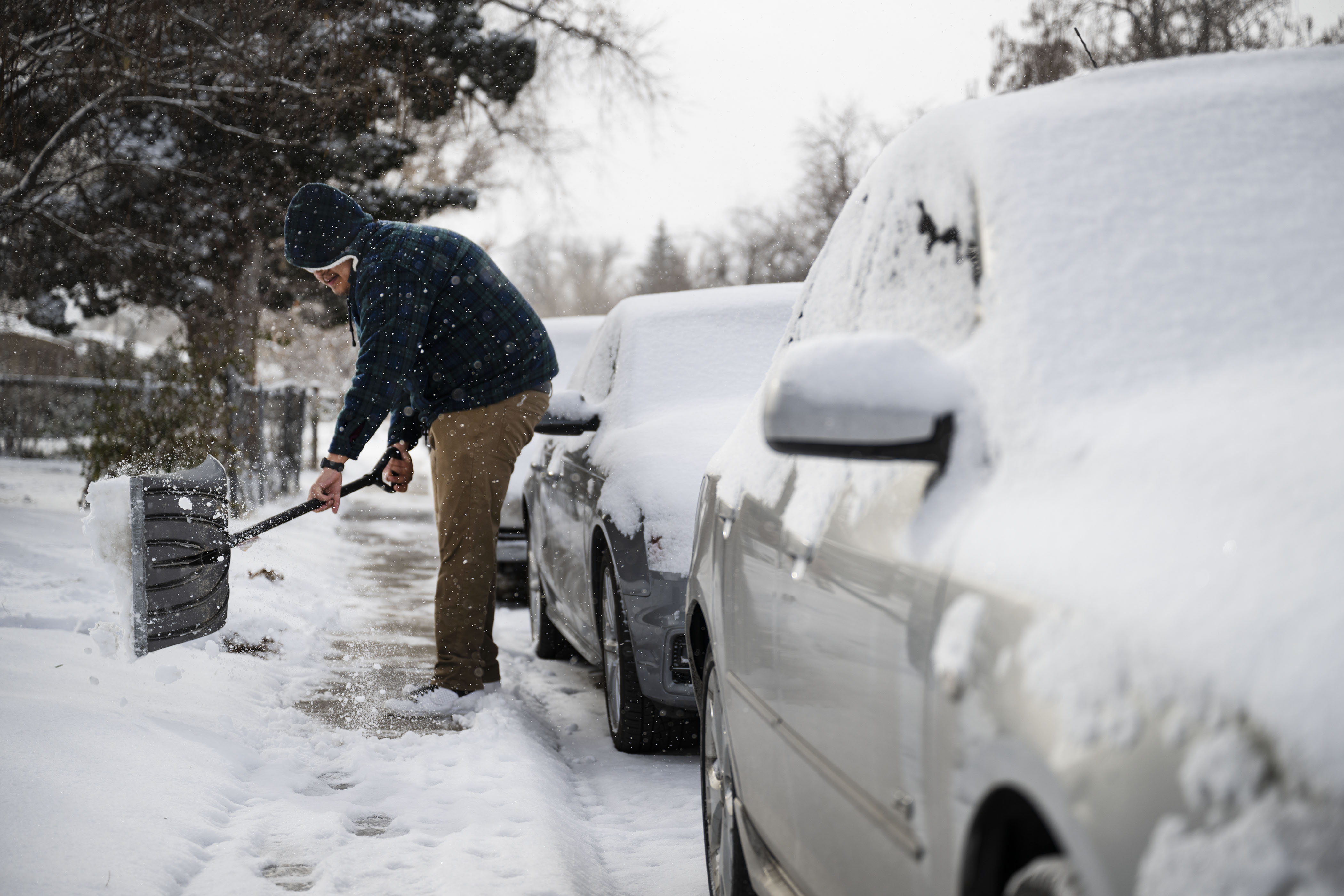 Colorado’s snowy weather snarls traffic, delays schools and closes mountain passes