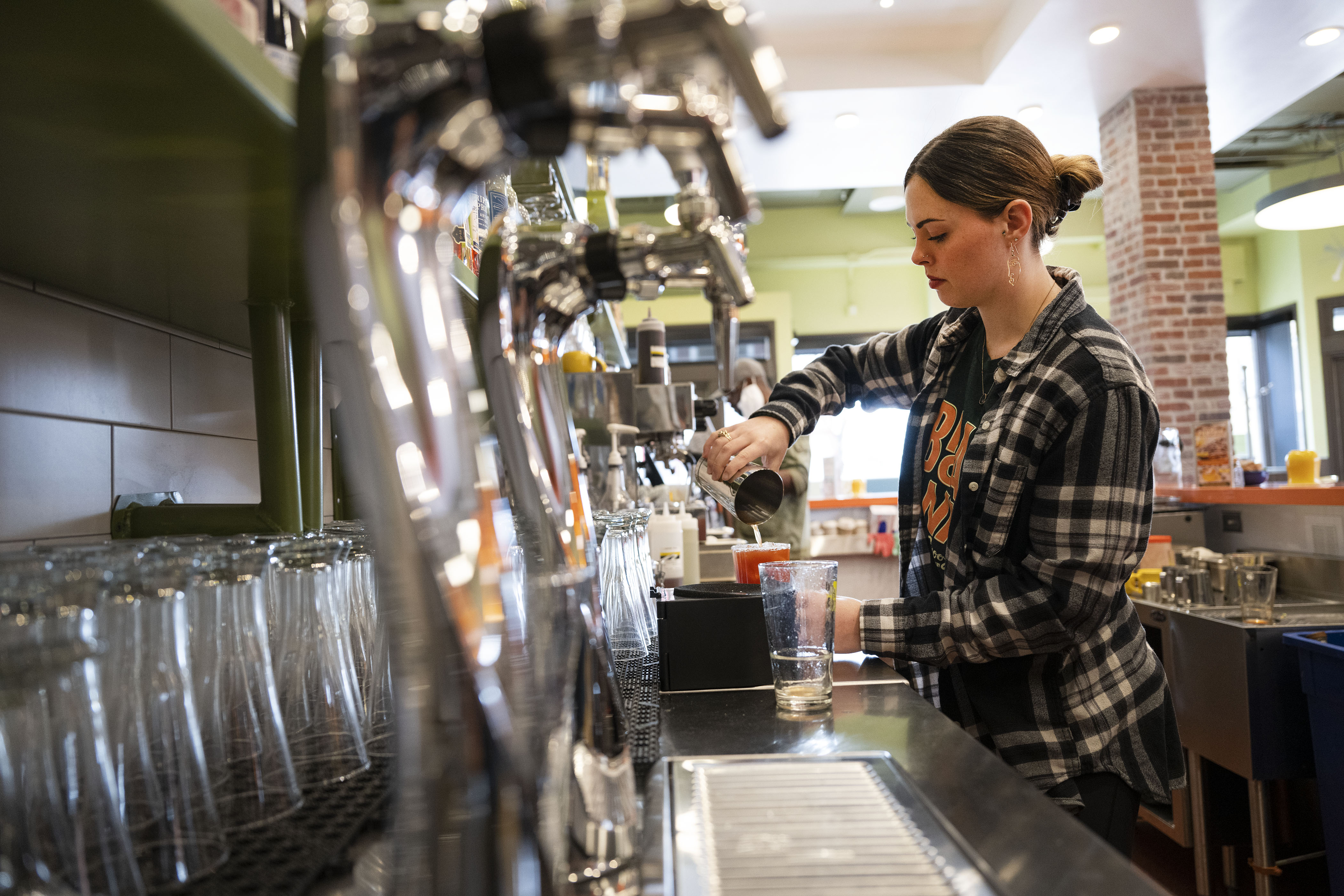 Barista Bailee Westbrook males a customer’s horse & sidecar Bloody Mary at Snooze an A.M. Eatery on Wednesday, Nov. 16, 2022, on North Broadway in Denver. (Timothy Hurst/The Gazette) (TimHursttim.hurst@gazette.comhttps://secure.gravatar.com/avatar/aca82bd62b4ee425c598527cd6faa1b1?d=mm&r=g)