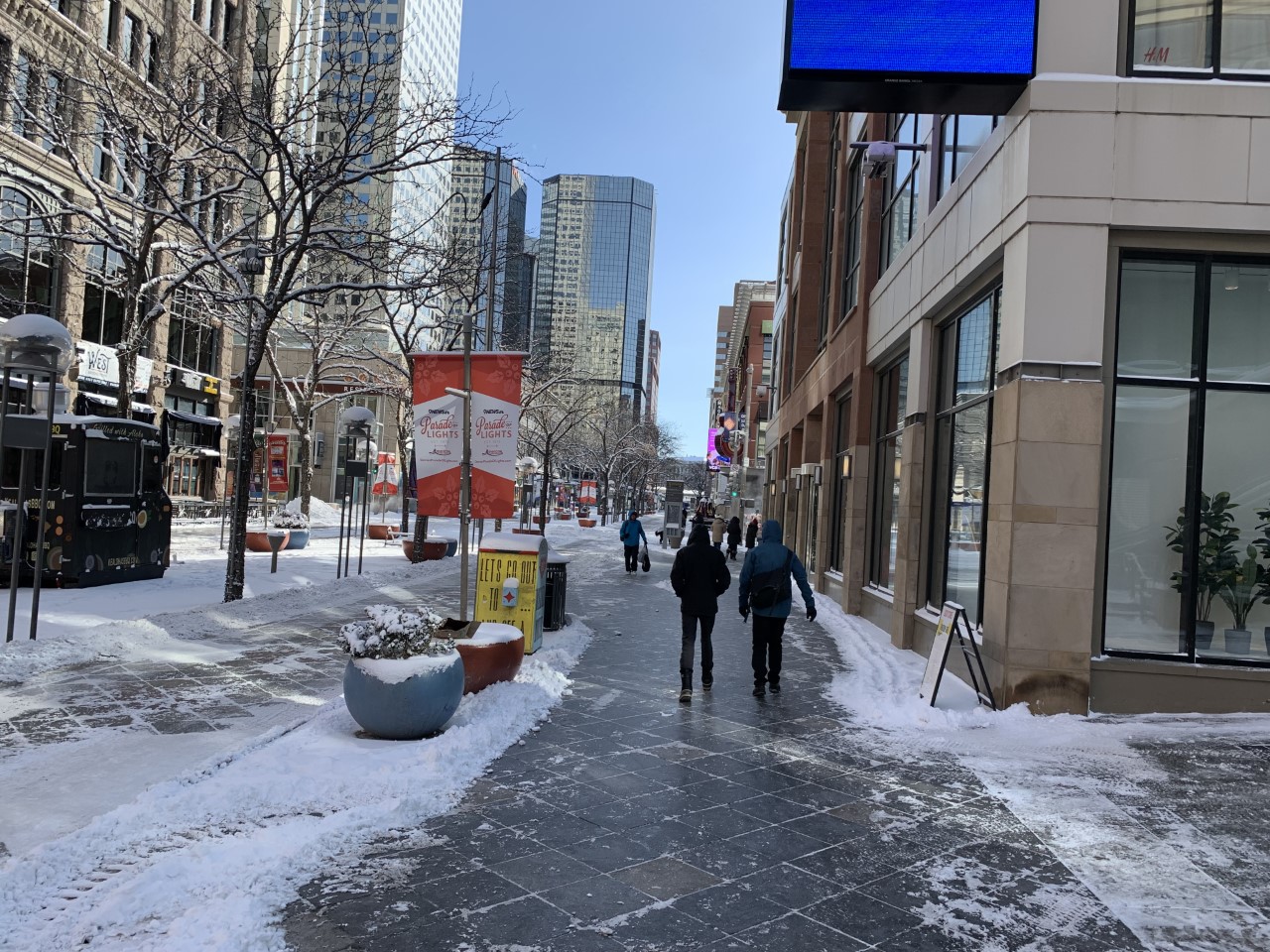 Holiday shoppers flock to indoor Denver area retail centers despite bitter cold