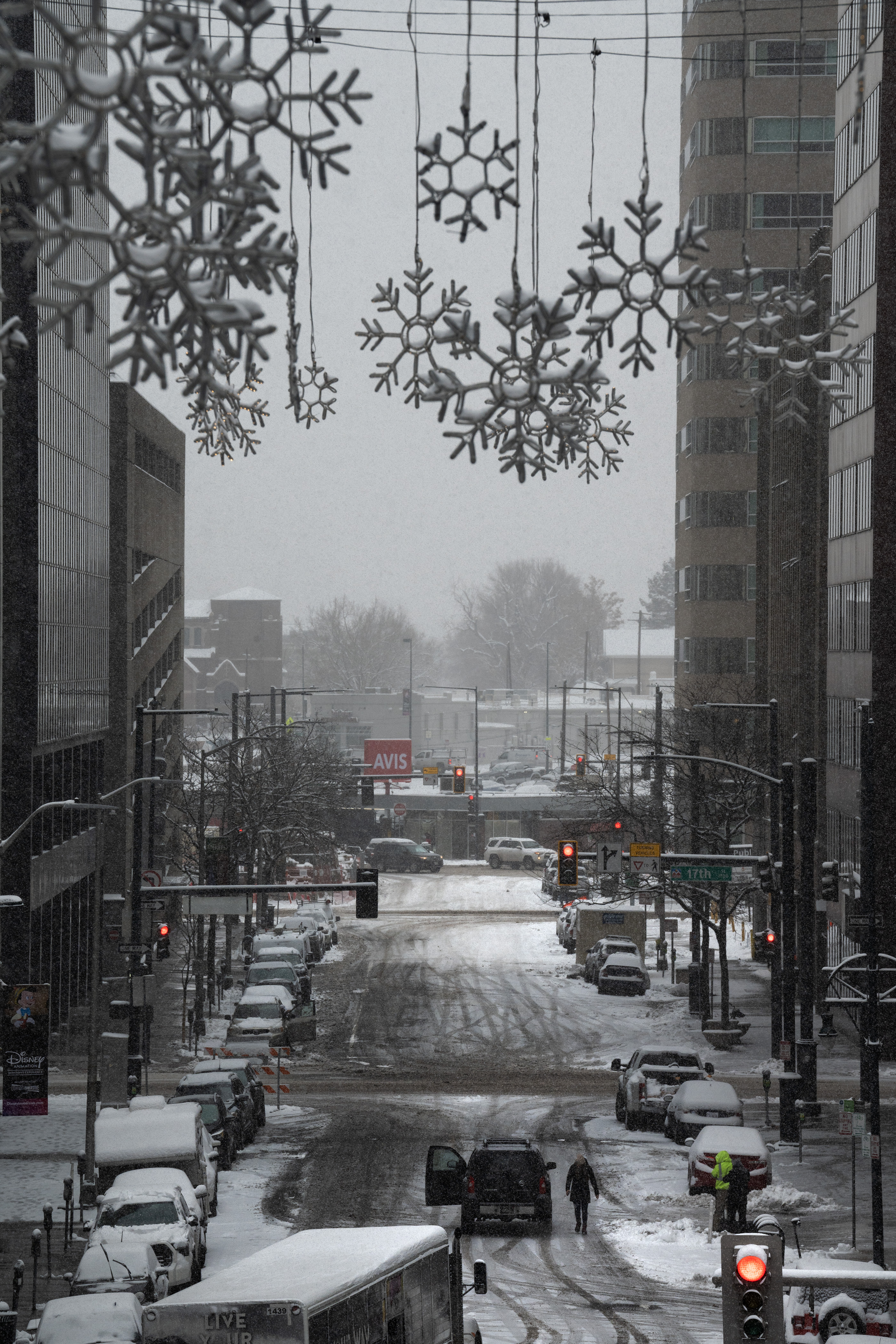 A driver stops to clear the snow from their wheel wells on Glenarm Place on Wednesday, Jan. 18, 2023, in Denver, Colo.(Timothy Hurst/The Denver Gazette) (TimHursttim.hurst@gazette.comhttps://secure.gravatar.com/avatar/aca82bd62b4ee425c598527cd6faa1b1?d=mm&r=g)