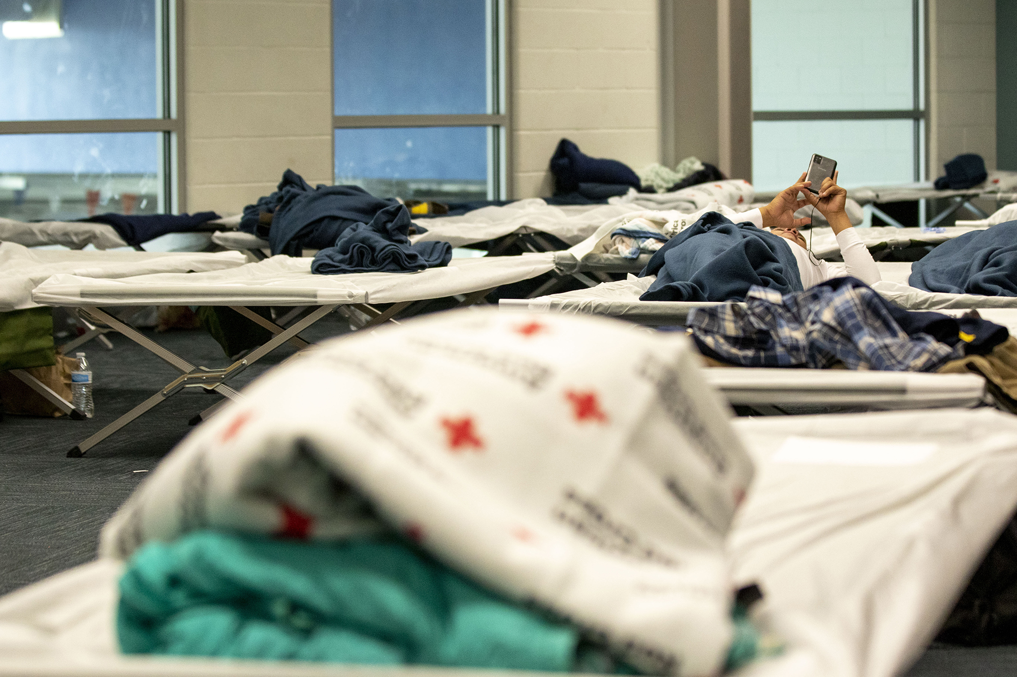 Cots set up in an emergency shelter for people arriving from the southern U.S. border, set up at a Denver rec center. Dec. 13, 2022. (Kevin J. Beaty/Denverite,Pool) (KEVIN J. BEATY/DENVERITE (POOL))