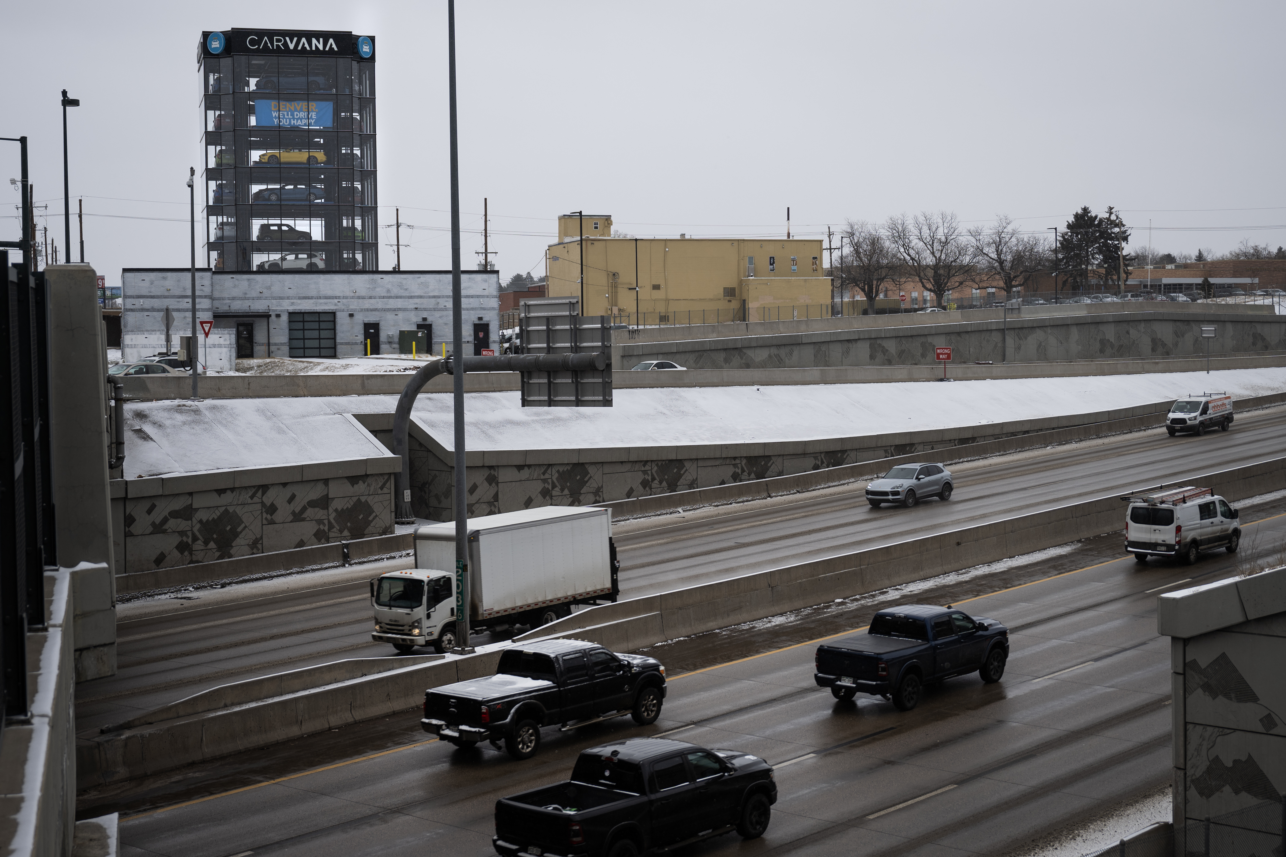 Carvana’s eight-story ‘vending machine’ opens in Denver