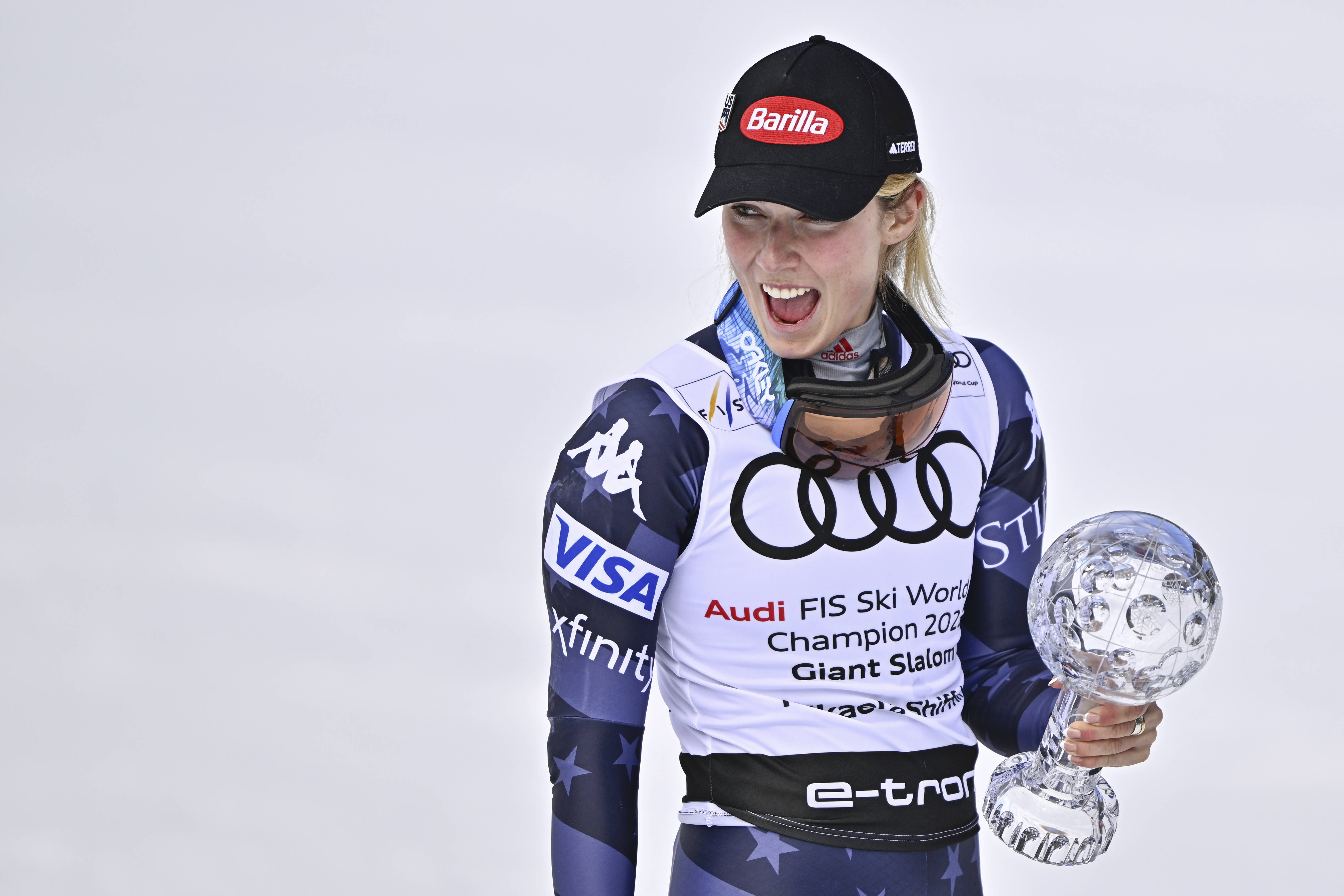 United States' Mikaela Shiffrin holds up the alpine ski, women's World Cup giant slalom discipline trophy, in Soldeu, Andorra, Sunday, March 19, 2023. (Jean-Christophe Bott - foreign subscriber, Keystone)