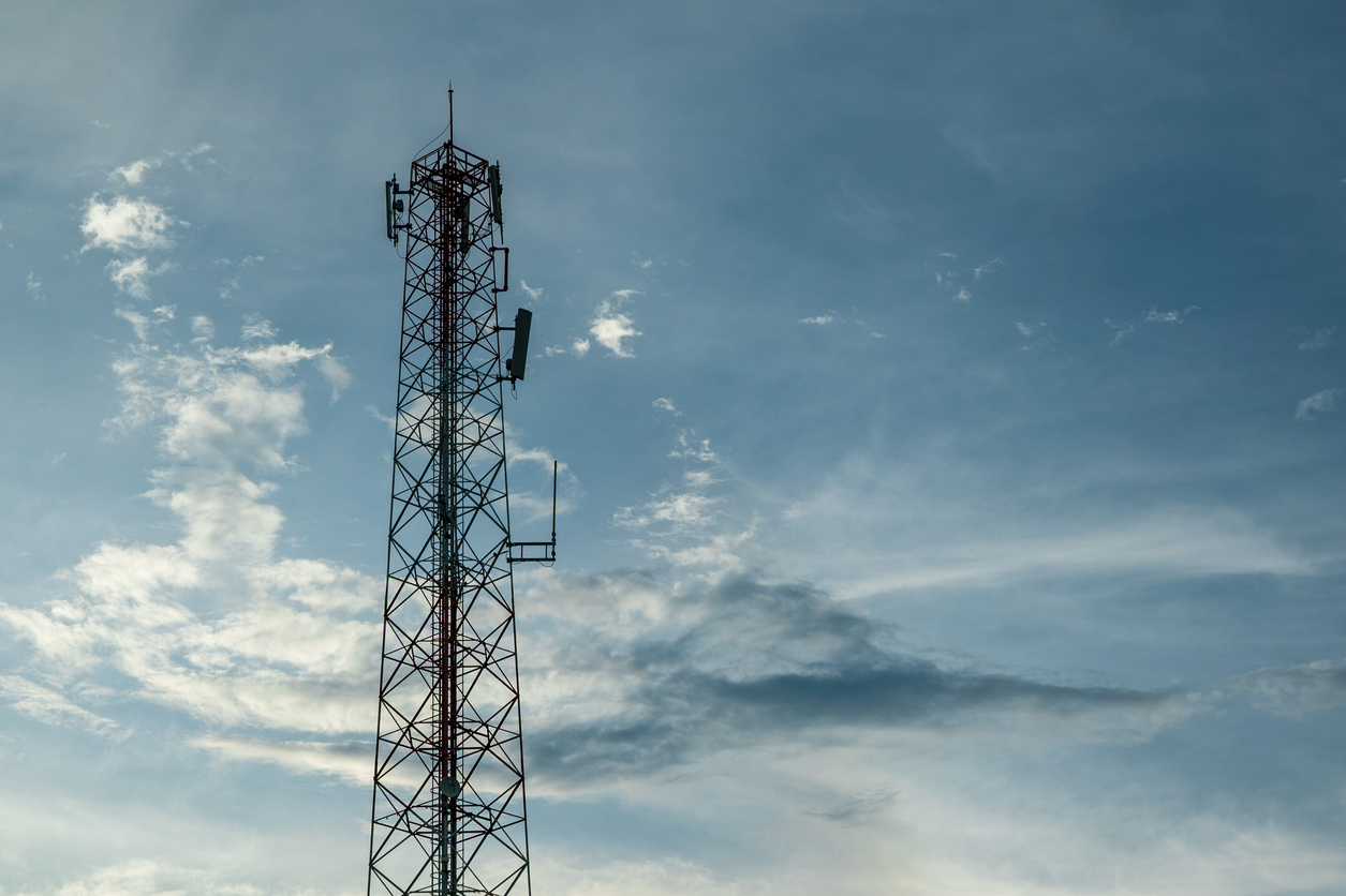 UPDATE: Suspect climbs up 320-foot radio tower to evade police